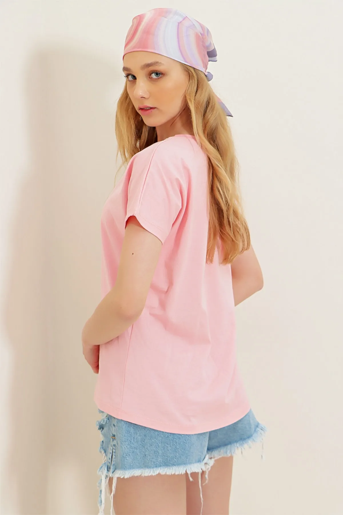 Trend Alaçatı Stili  Damen-Puder-Basic-T-Shirt mit V-Ausschnitt ALC-1045-A