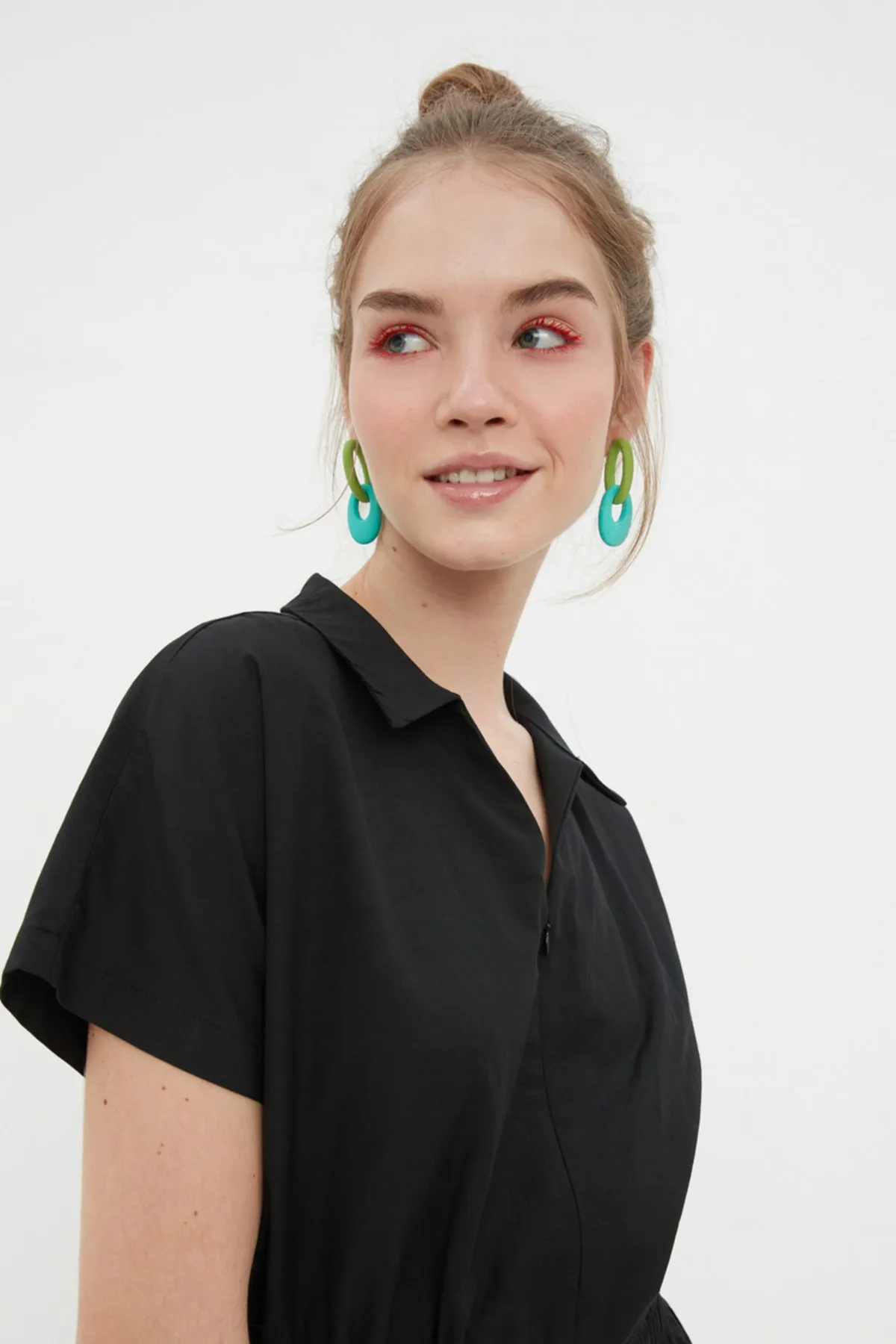 Trendyol Collection  Schwarzer Mini-Weboverall mit elastischem Bund TWOSS22TU0014