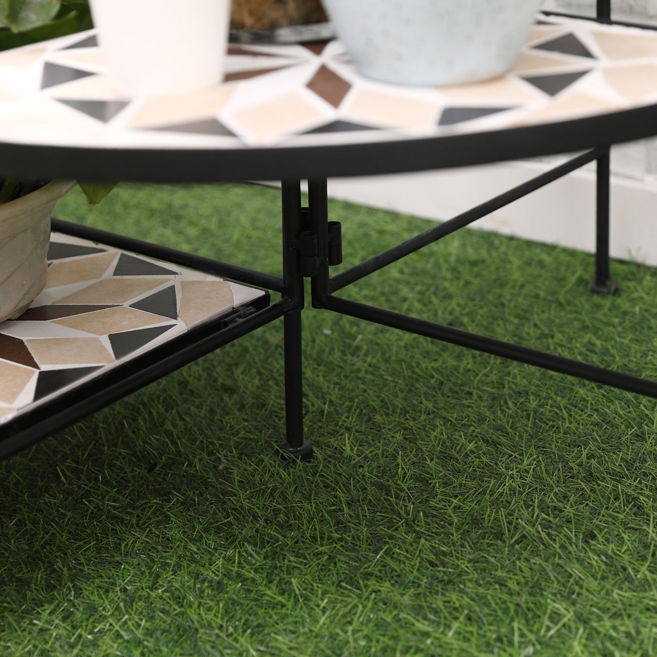 Outsunny Blumenständer 4-Stufe-Blumentreppe faltbar dekorative für Innen und Außen Garten Balkon Metall Keramikfliesen Schwarz Beige 64 x 64 x 72 cm