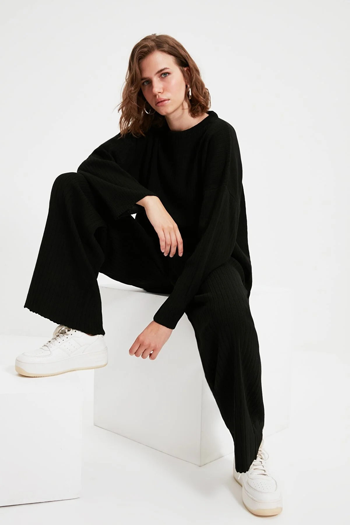 Trendyol Collection  Schwarzes Set aus Strickoberteil und -unterteil mit Rundhalsausschnitt TWOSS20AU0084