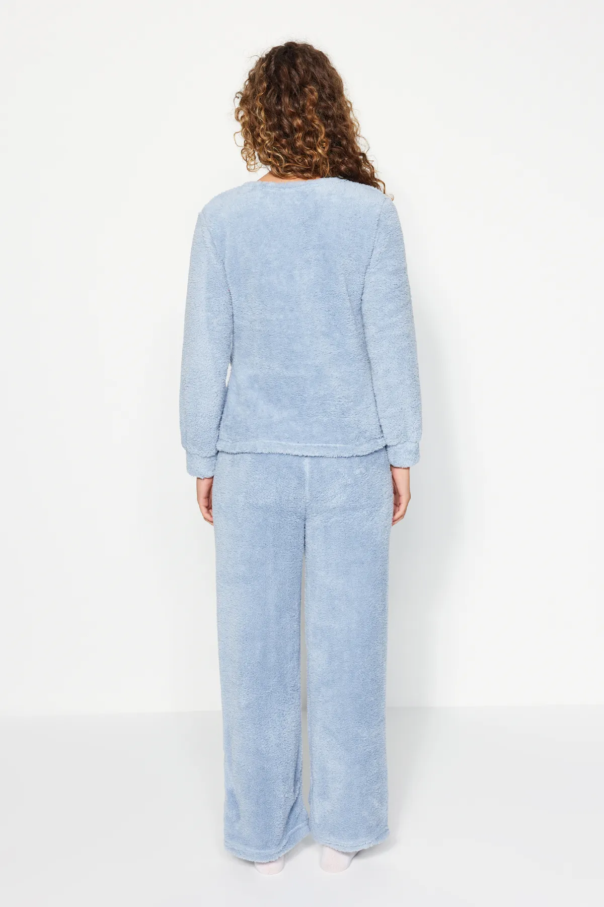 Trendyol Collection  Hellblaues Pyjama-Set aus Strick mit zweireihigem Kragen und Wellsoft-Hemd und -Hose THMAW24PT00033