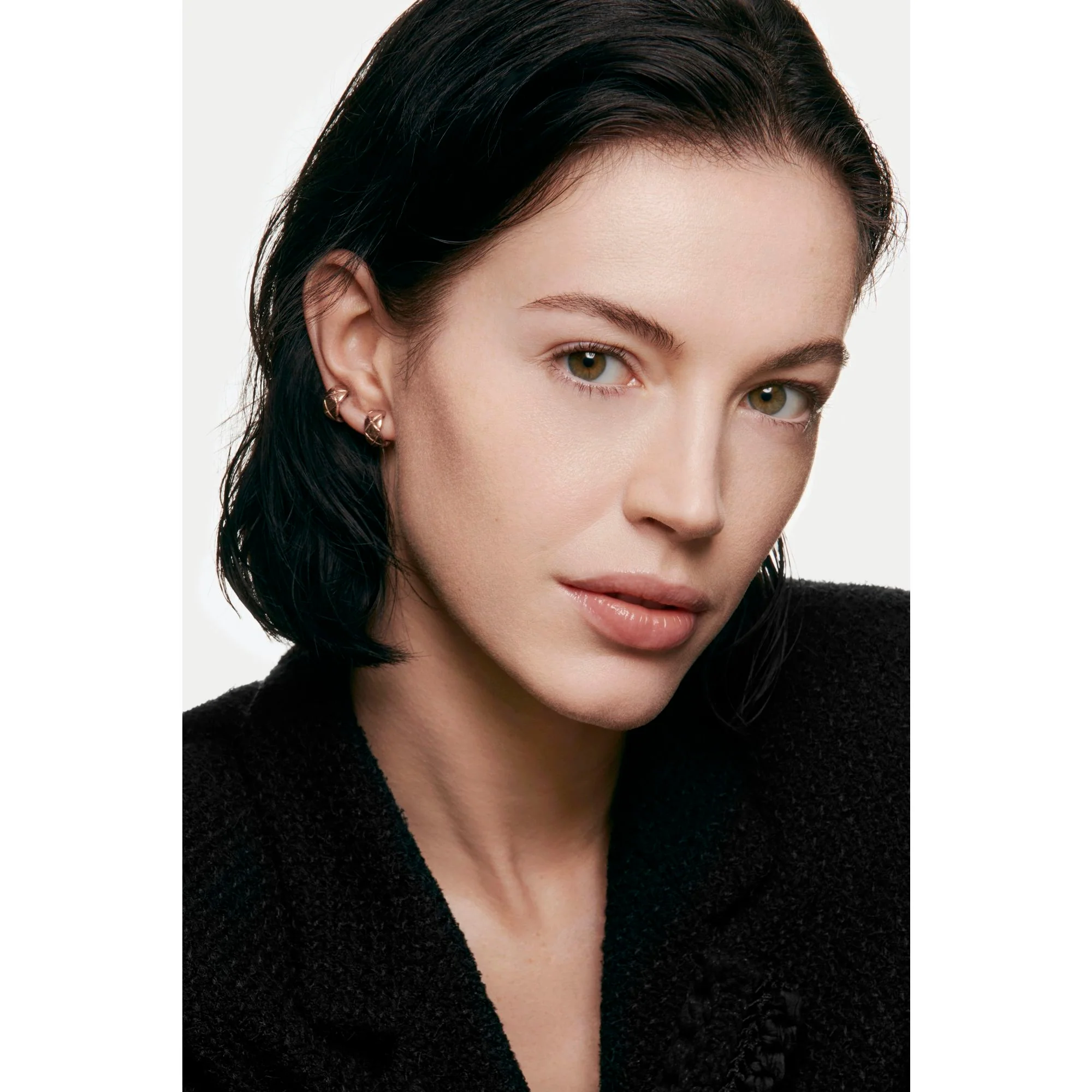 LES BEIGES TOUCHE DE TEINT - BASE DE MAQUILLAJE FRESCA CON MICROESFERAS DE PIGMENTO. UNIFORMA – ILUMINA – HIDRATA. EFECTO RADIANTE Y NATURAL PERSONALIZADO.