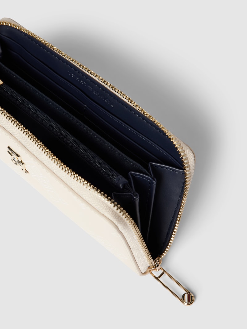 Portemonnaie mit Label-Applikation Modell 'ICONIC' in sand