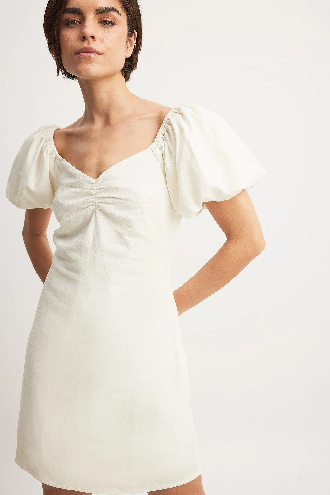 Minikleid aus Leinen-Mix mit Puffärmeln