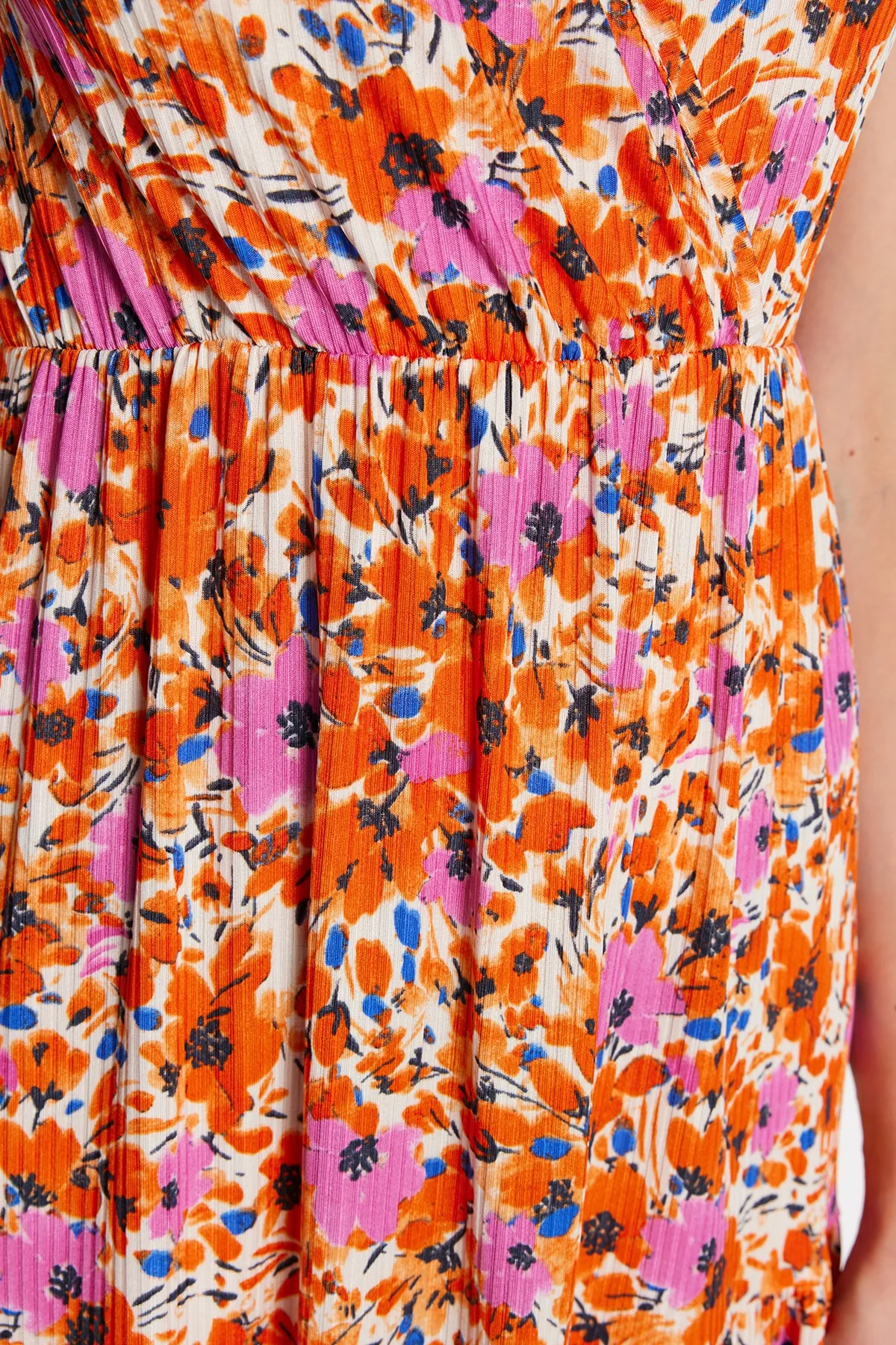 Trendyol Collection  Orangefarbenes, blumengemustertes, ärmelloses Maxi-Strickkleid in A-Linie mit V-Ausschnitt TWOSS22EL1588