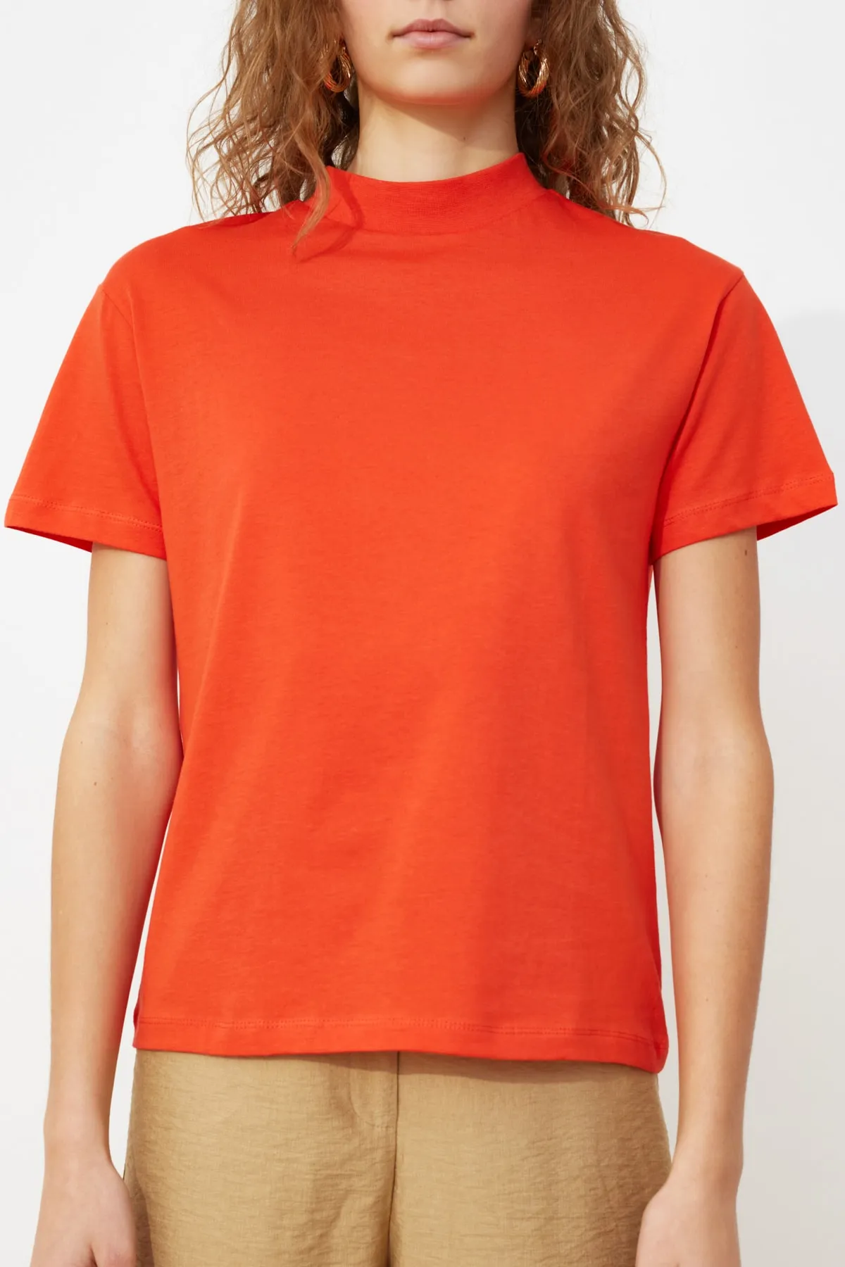 Trendyol Collection  Rotes Basic-Strick-T-Shirt aus 100 % Baumwolle mit Stehkragen TWOAW20TS0096