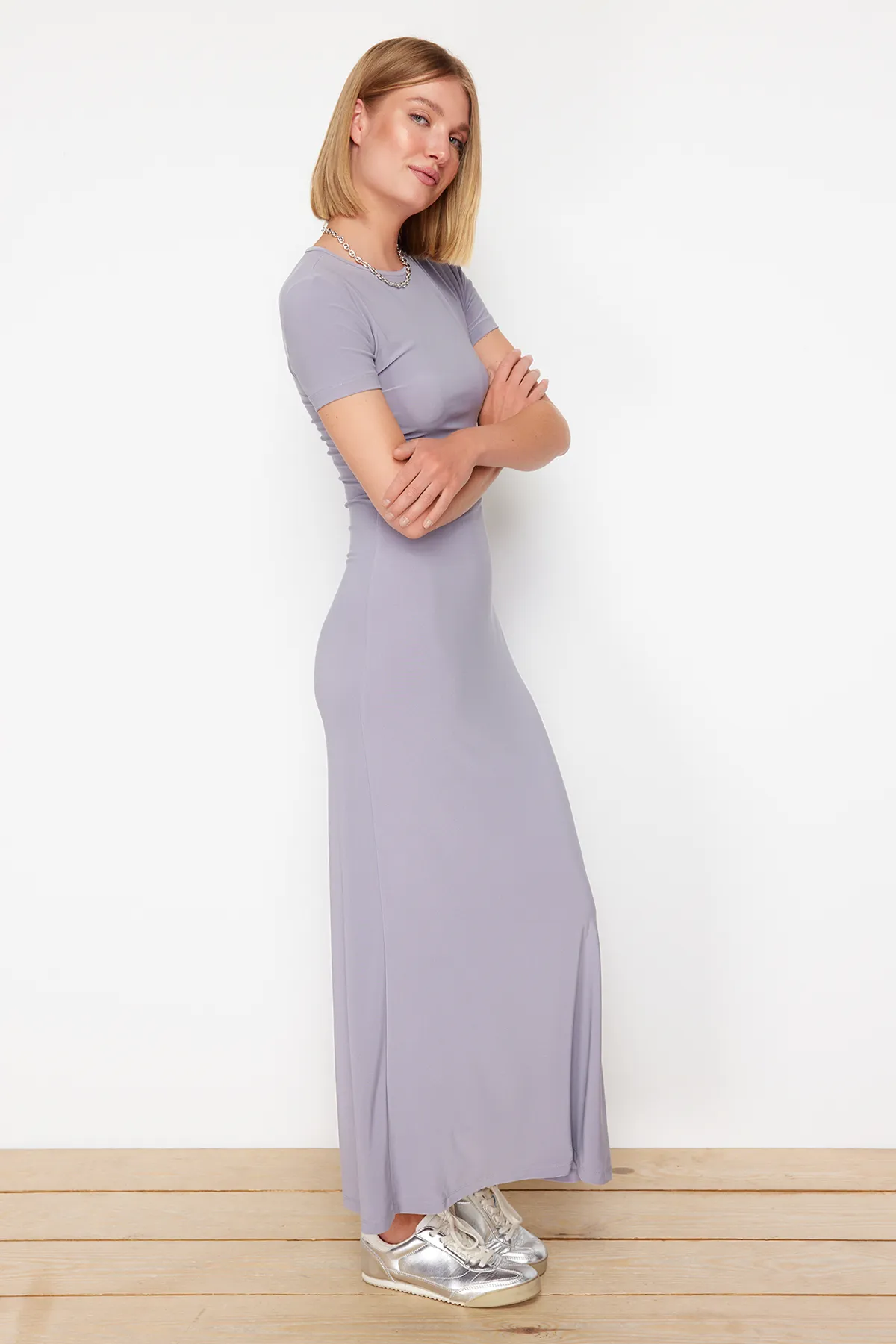 Trendyol Collection  Graues kurzärmliges, figurbetontes Maxi-Bleistiftkleid mit Rundhalsausschnitt und flexiblem Strick TWOSS24EL00097