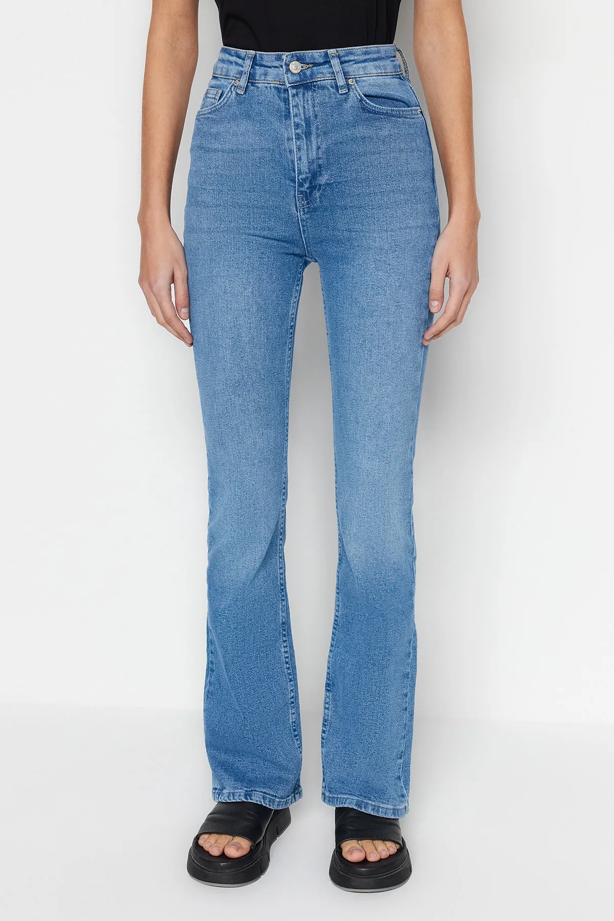 Trendyol Collection  Blaue Schlagjeans mit hoher Taille TWOSS23JE00063