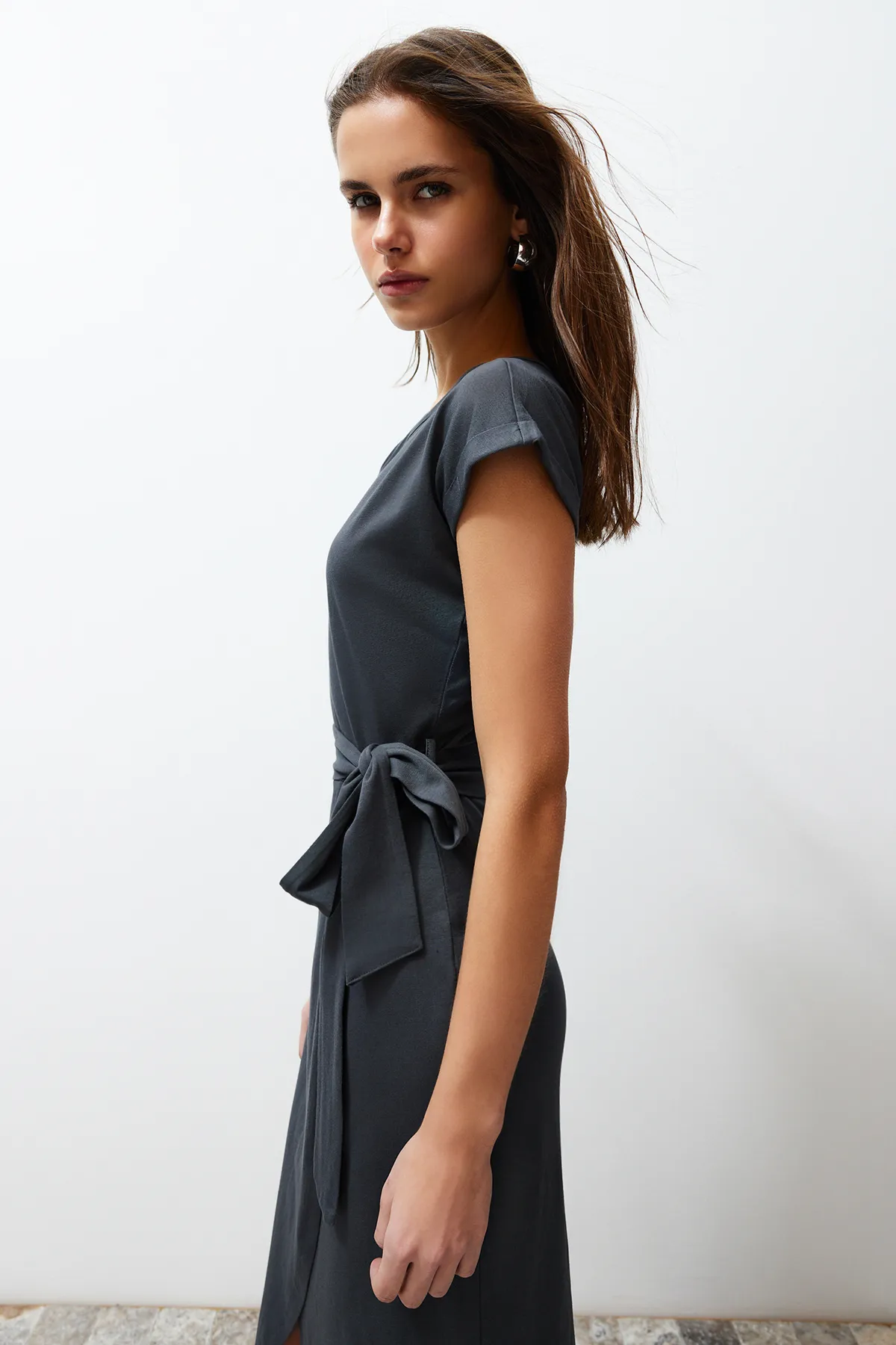 Trendyol Collection  Anthrazitfarbenes Midi-Strick-Maxikleid aus 100 % Baumwolle mit zweireihigem Verschluss und Gürtel, TWOSS24EL00118