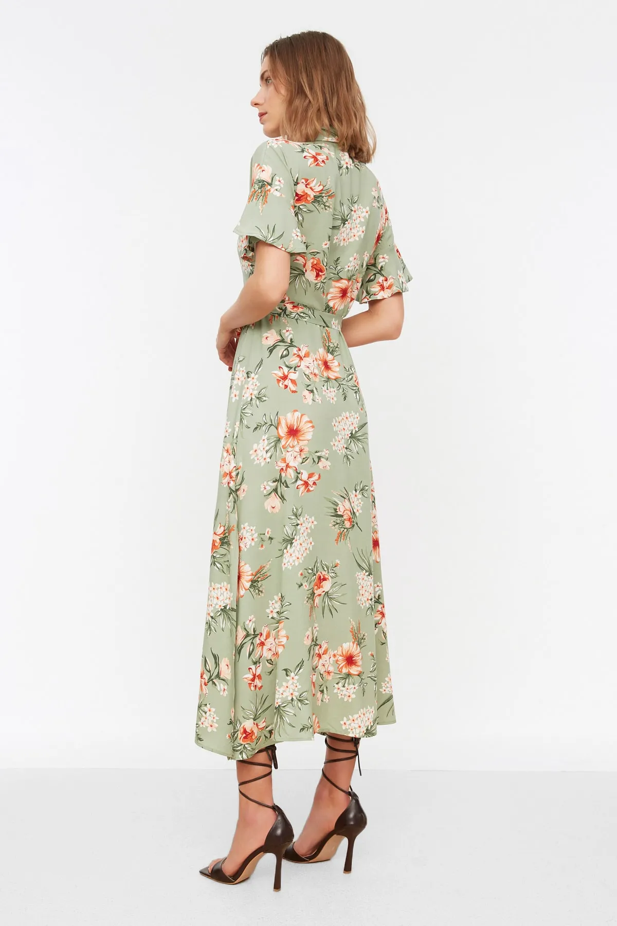 Trendyol Collection  Mehrfarbiges, gewebtes Maxi-Hemdkleid aus Viskose mit Blumendruck und Gürtel TWOSS19EL0094