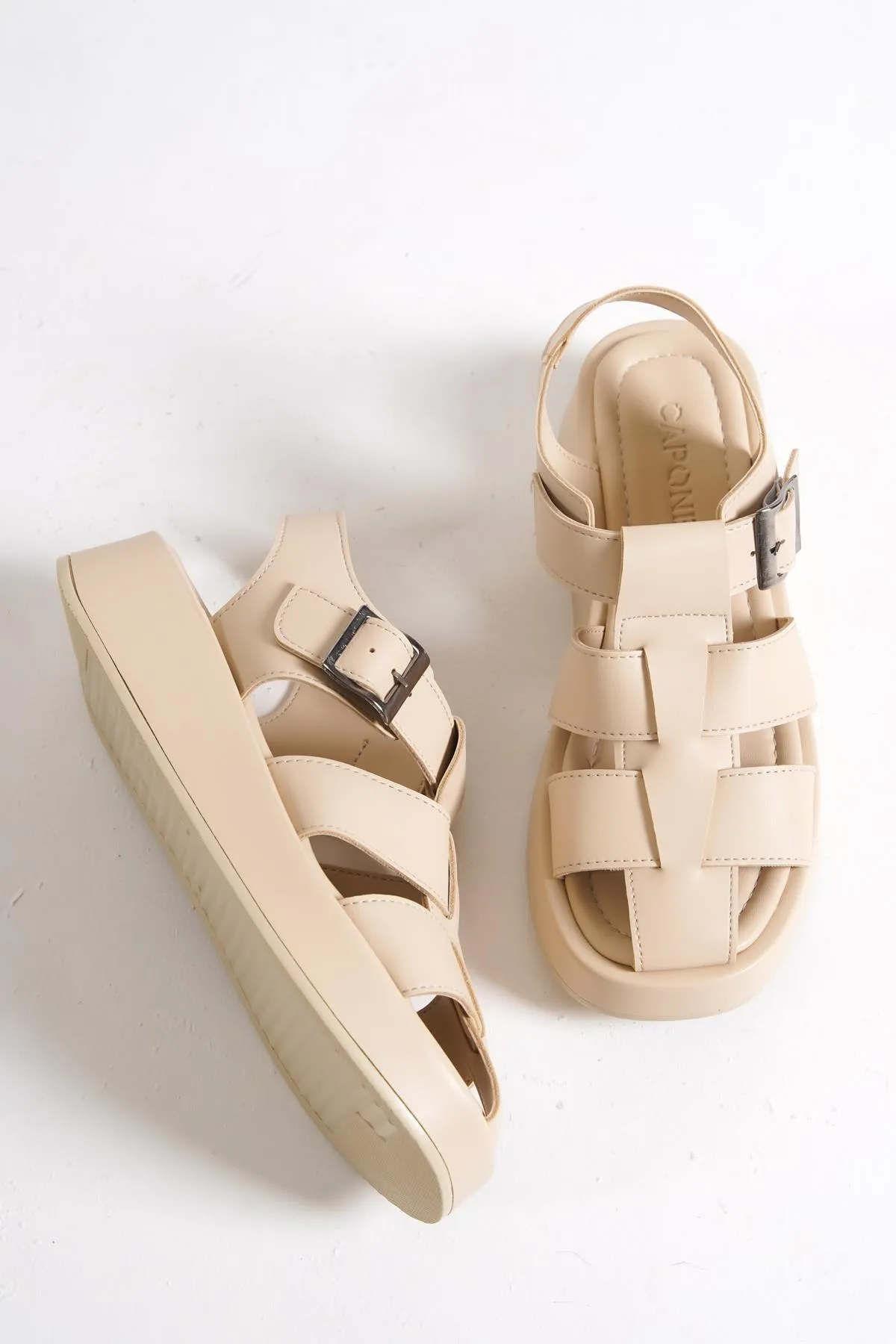 Capone Outfitters  Capone Gladiator Riemchen-Keilabsatz Beige Damen-Flatform-Sandalen