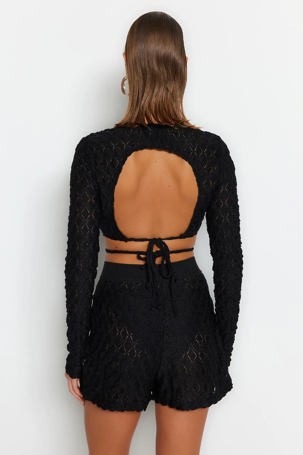 Trendyol Collection  Schwarzes Strick-Set mit Bluse und Shorts zum Binden TBESS23AU00106