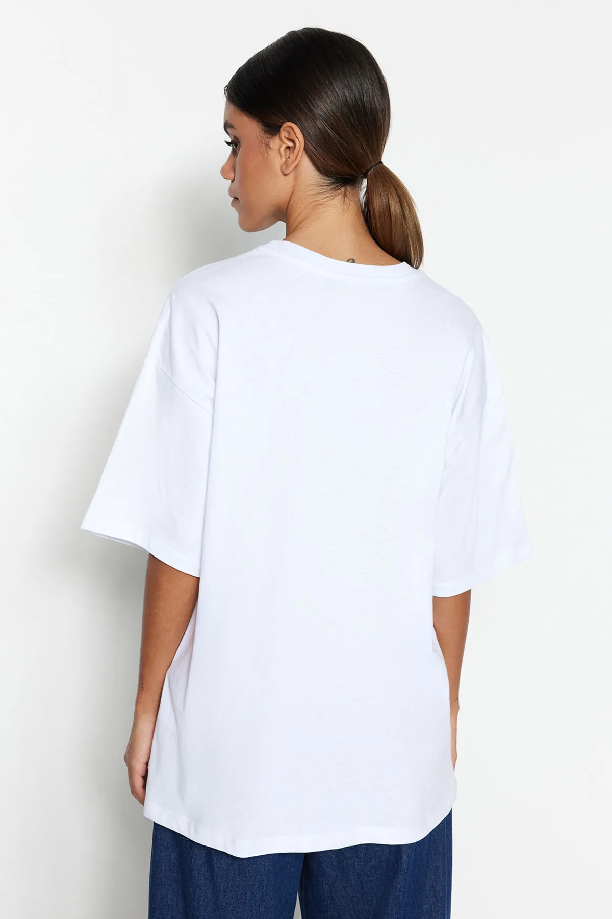 Trendyol Collection  Weißes Premium-Strick-T-Shirt mit Rundhalsausschnitt in Übergröße/weiter Passform aus 100 % Baumwolle TWOSS23TS00040