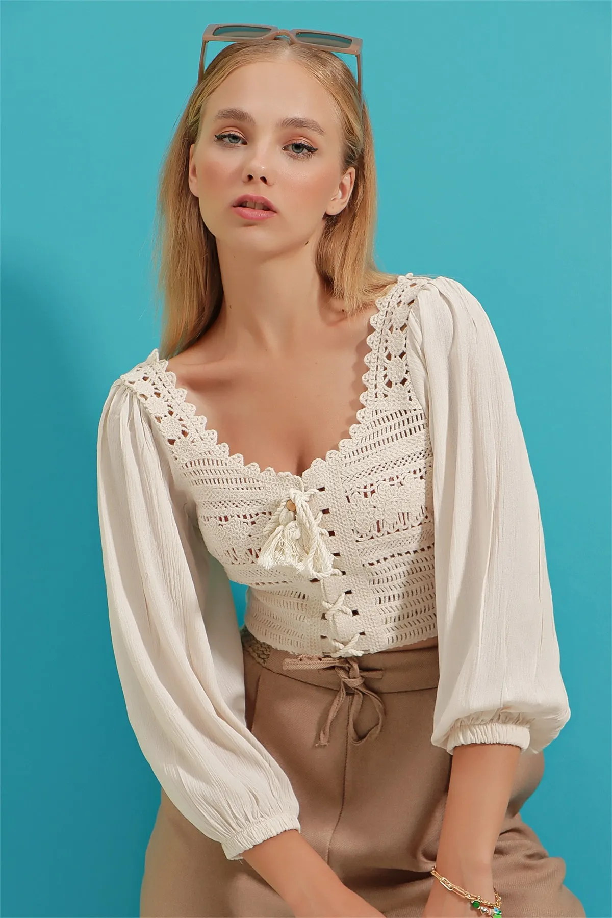 Trend Alaçatı Stili  Damen-Häkelbluse in Ecru mit ovalem Kragen und Schnürung vorne aus Leinen mit Blockmuster ALC-X9196