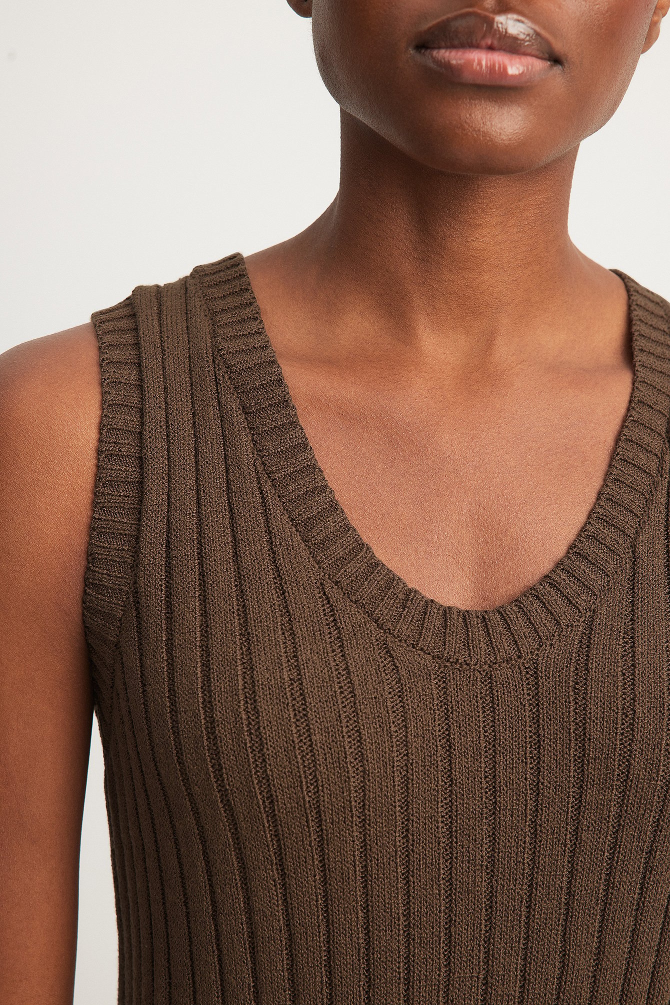 Geripptes Midikleid aus Strickstoff mit V-Ausschnitt