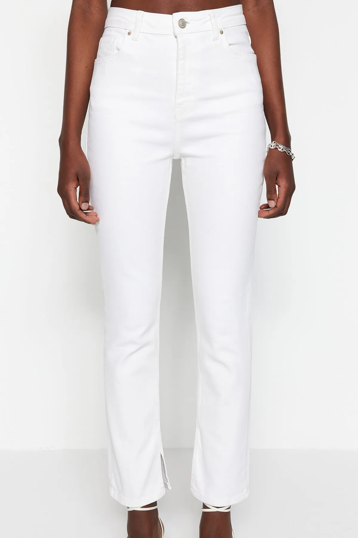 Trendyol Collection  Weiße Bootcut-Jeans mit Schlitz und hoher Taille