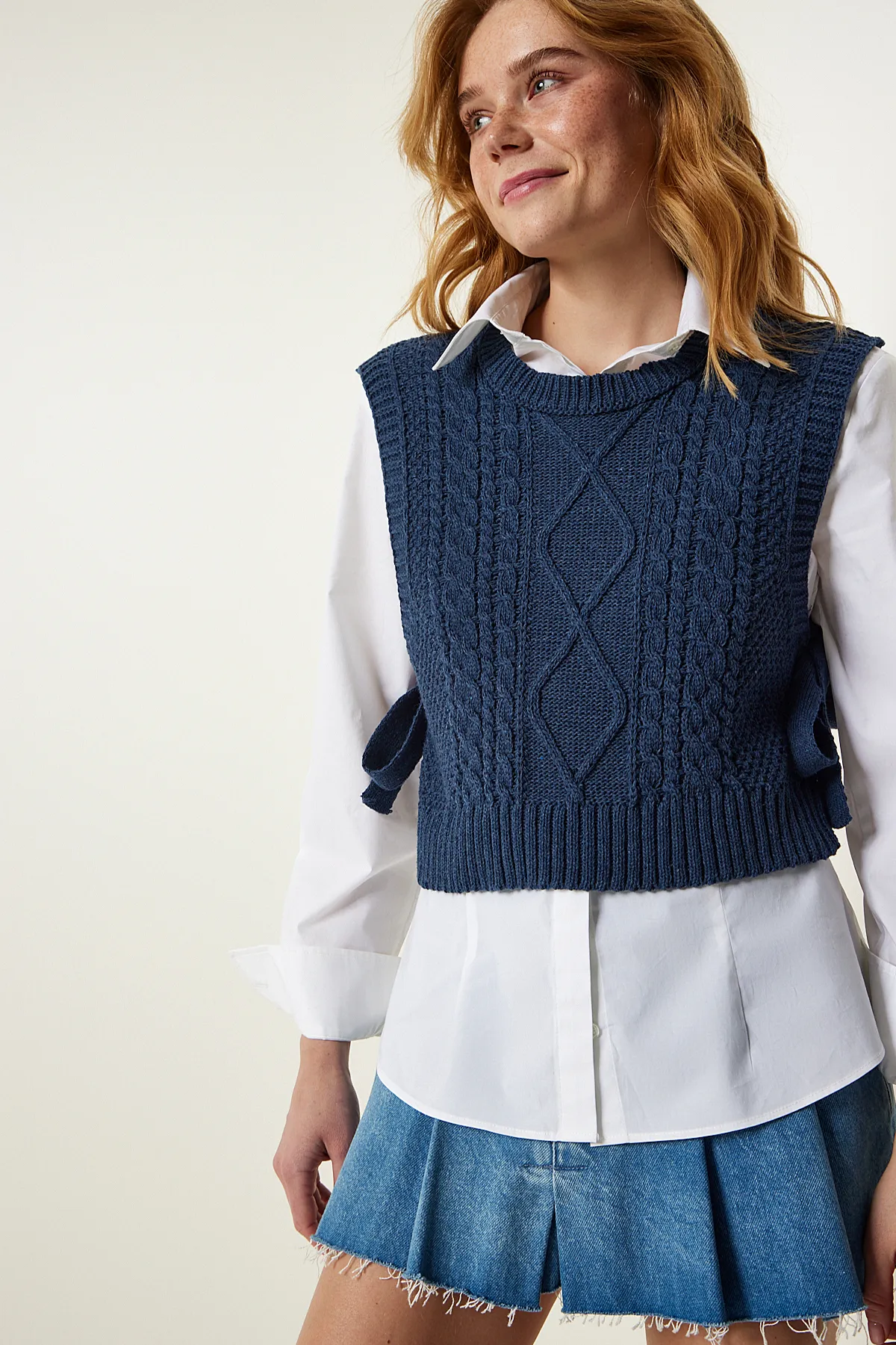 Happiness İstanbul  Damen Cropped-Strick-Wildleder mit Motiv zum Binden in Marineblau MW00131