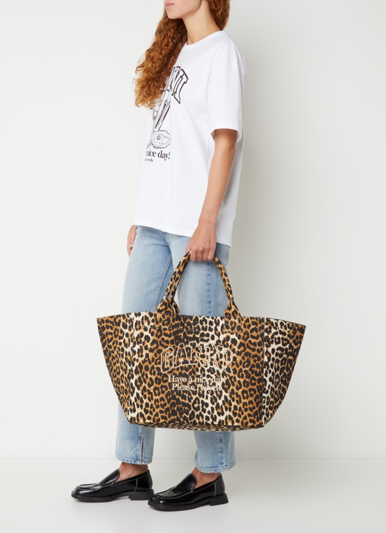 Geantă tote Ganni XXL din pânză cu imprimeu leopard și logo brodat.