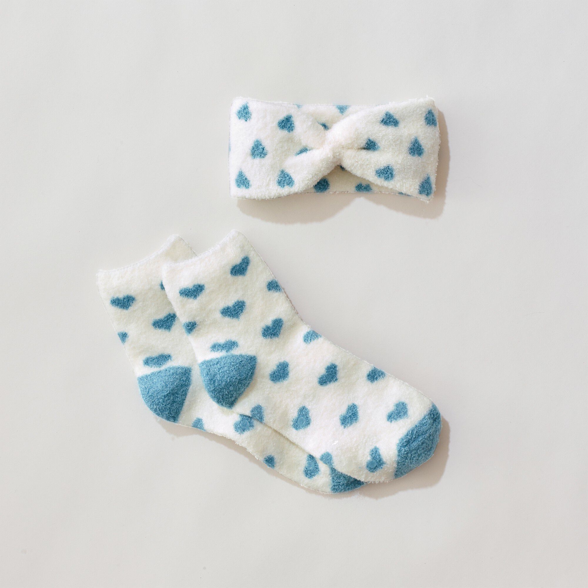 Paire de chaussettes et bandeau assortis, imprimés cœurs