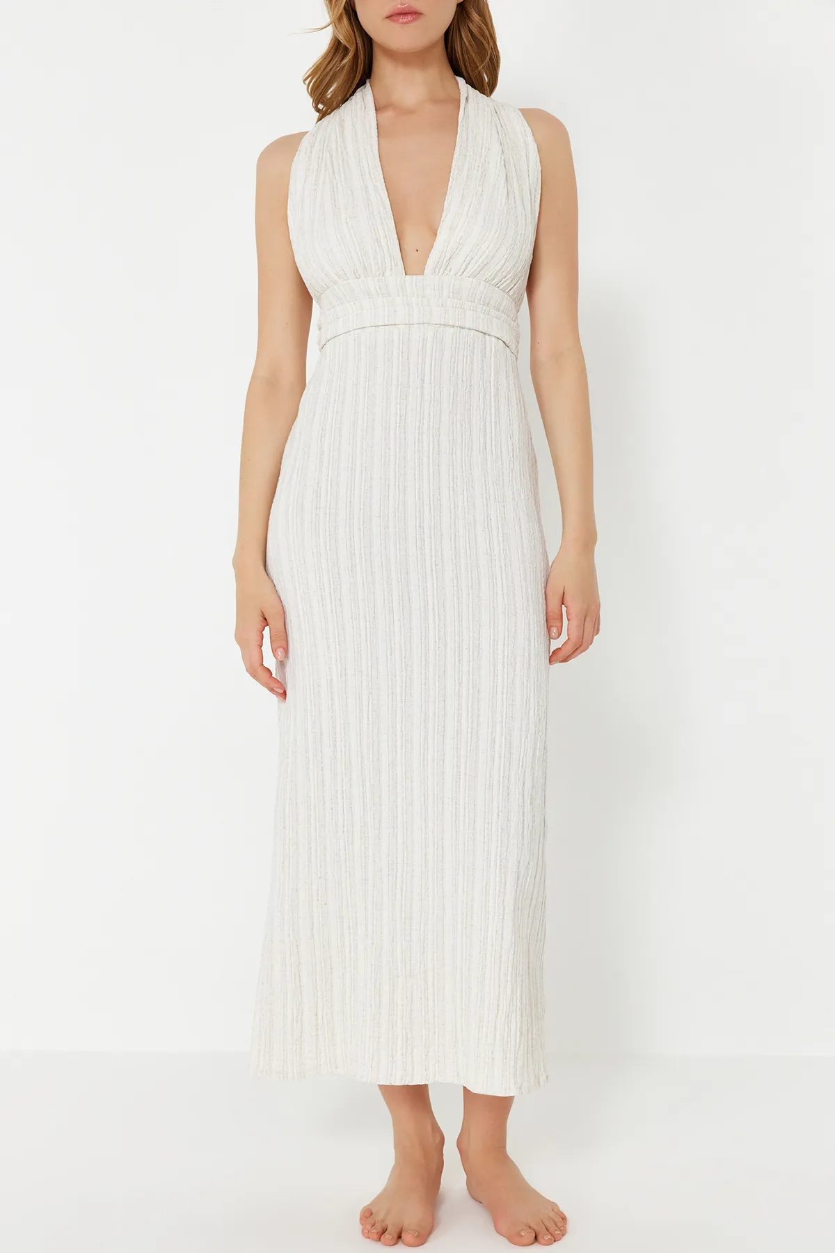Trendyol Collection  Ecrufarbenes Maxi-Strandkleid aus Leinenmischung mit gewebtem Rücken und tiefem Ausschnitt TBESS24EL00096