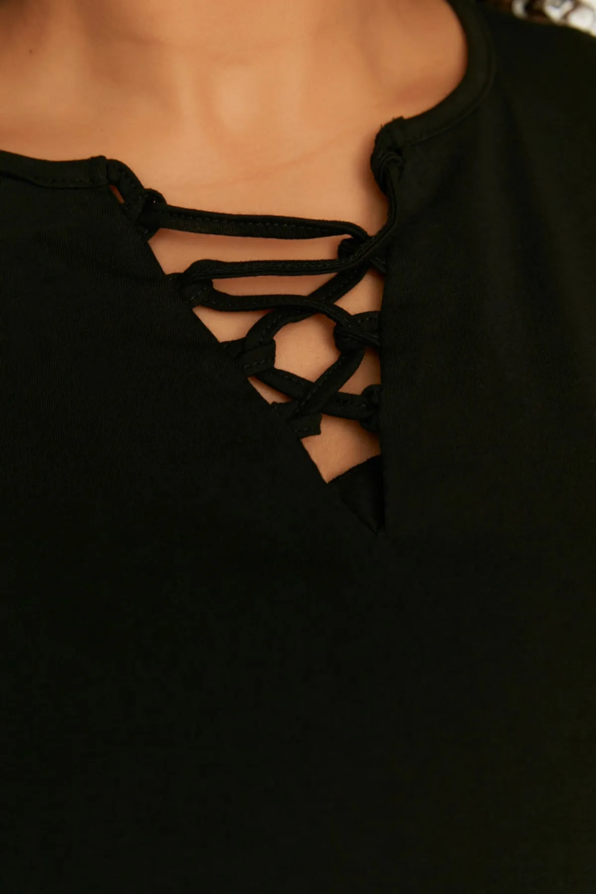 Trendyol Curve  Gestricktes T-Shirt mit schwarzem Kragen und detailliertem Kragen TBSSS22TS1027