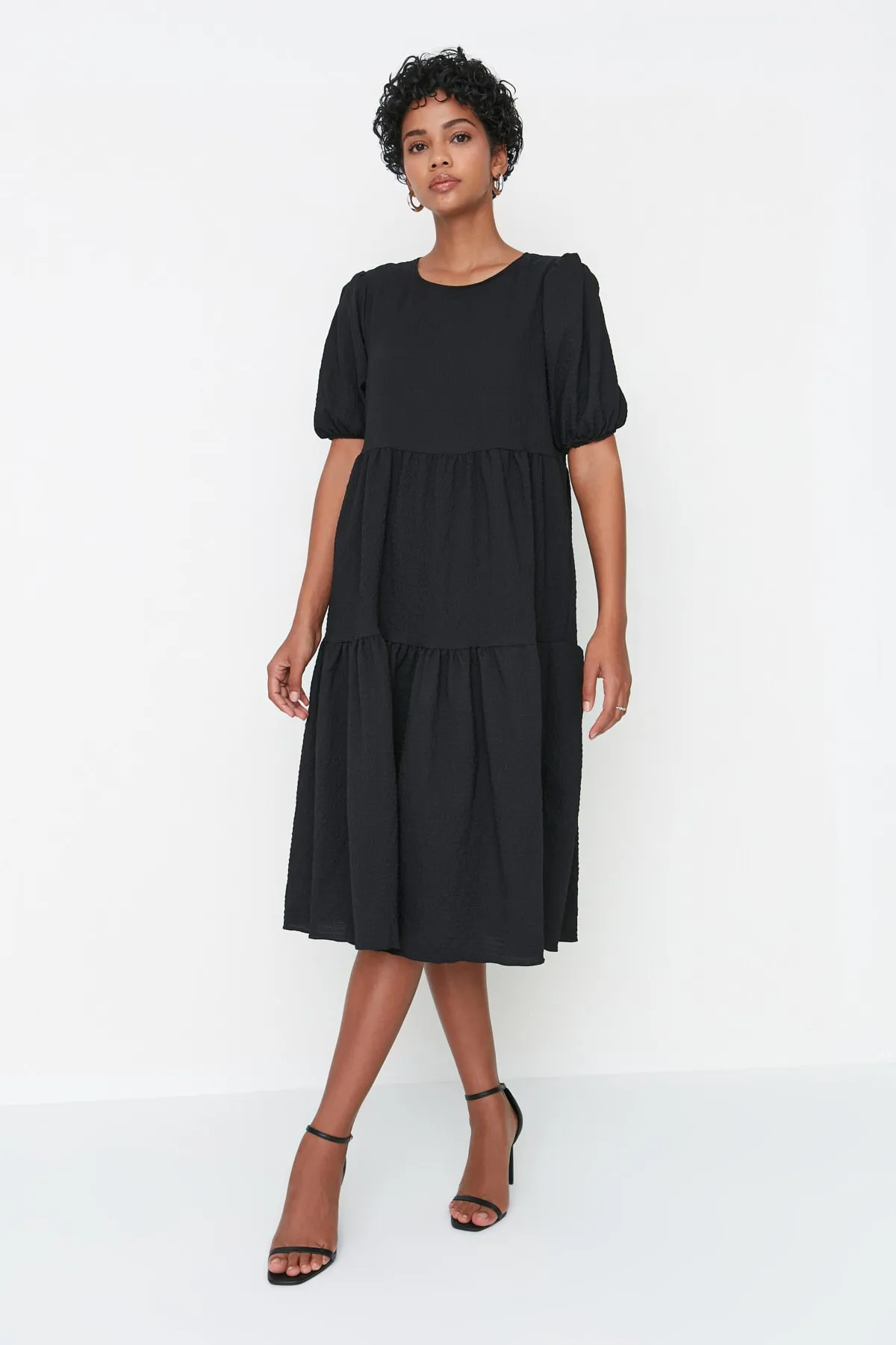 Trendyol Collection  Schwarzes, weit geschnittenes Midikleid mit gewebtem Volant TWOSS22EL1259