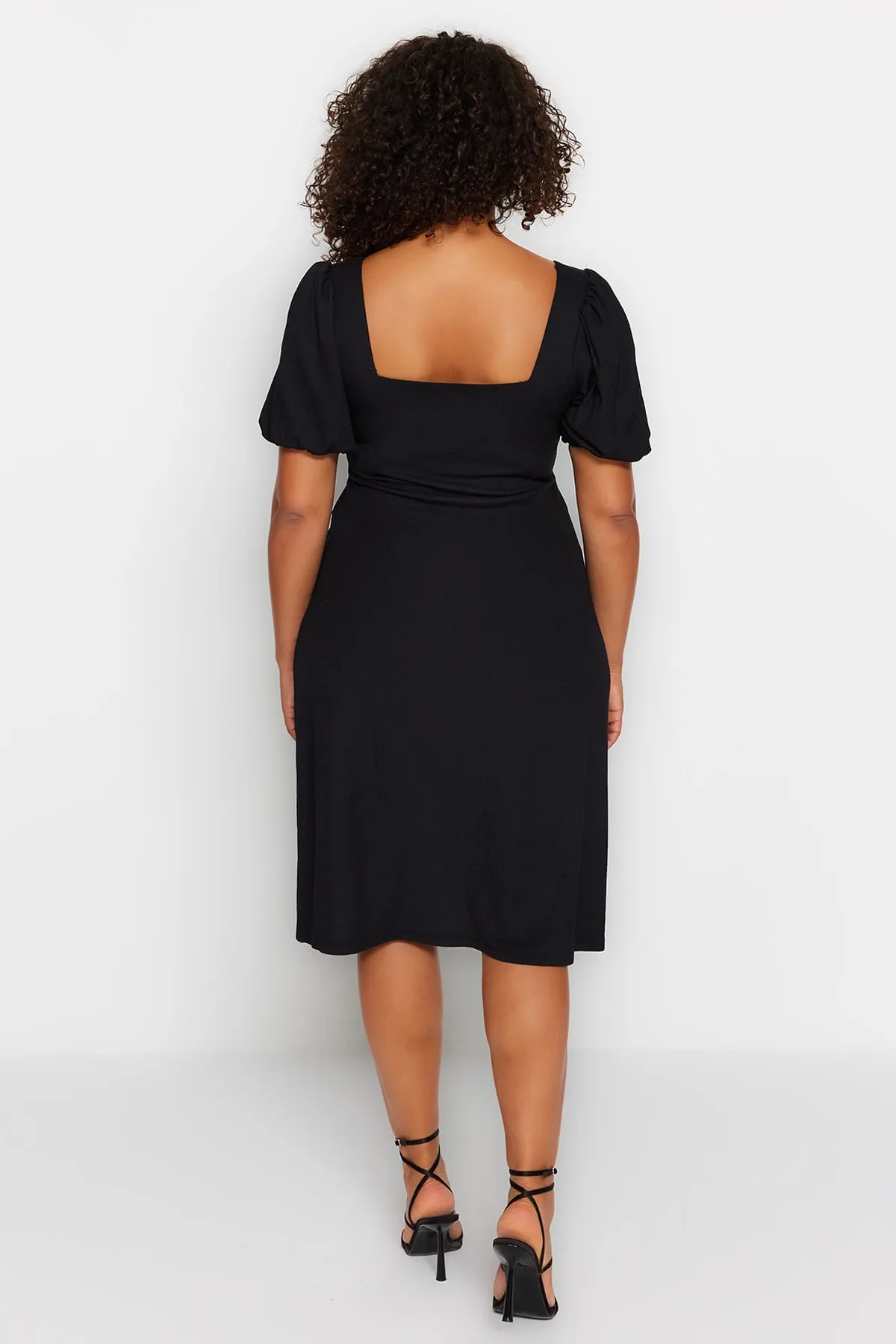 Trendyol Curve  Schwarzes, geschlitztes Strickkleid TBSSS23AH00280