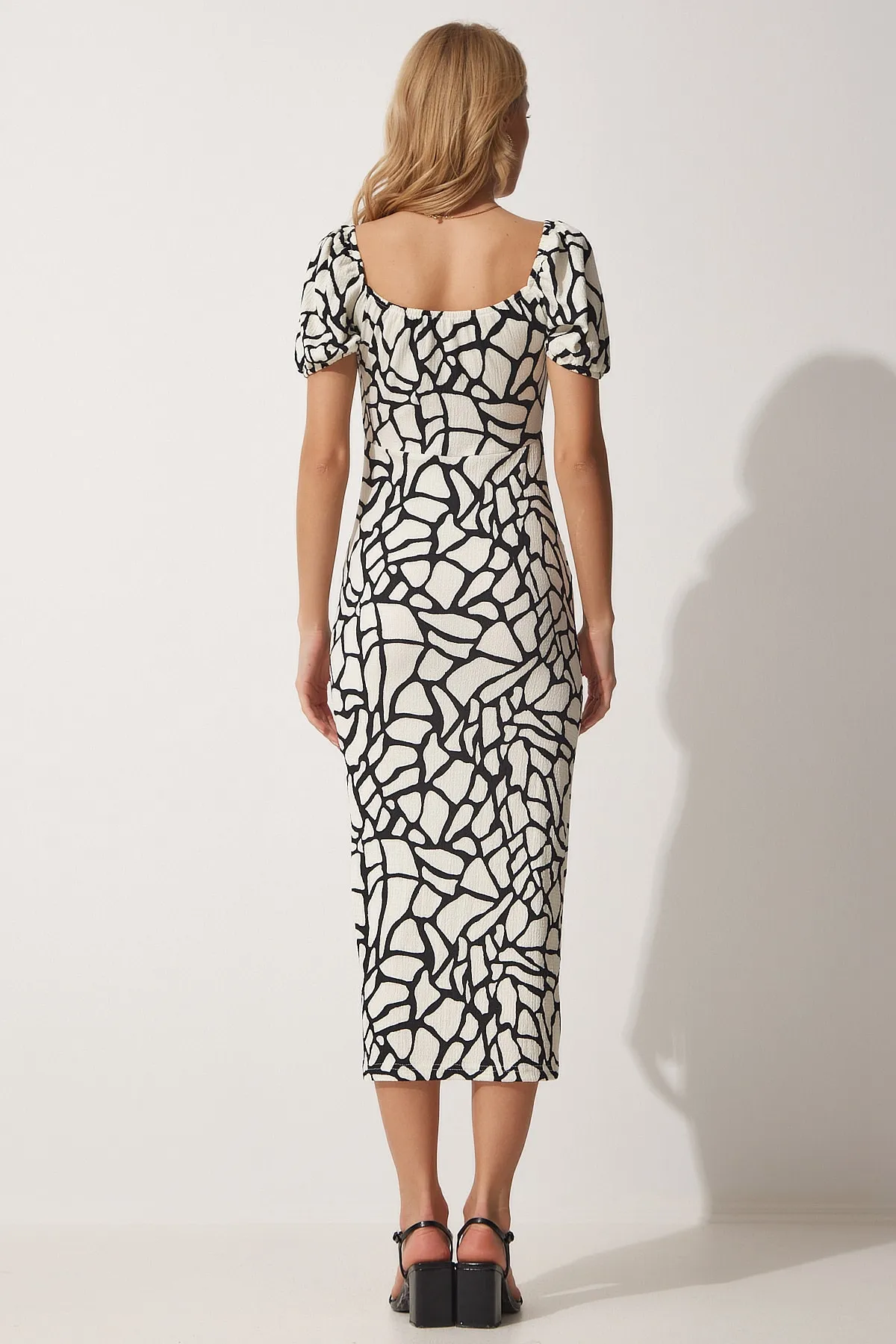 Happiness İstanbul  Schwarz-weiß gerafftes Saran-Sommerstrickkleid für Damen DD01202