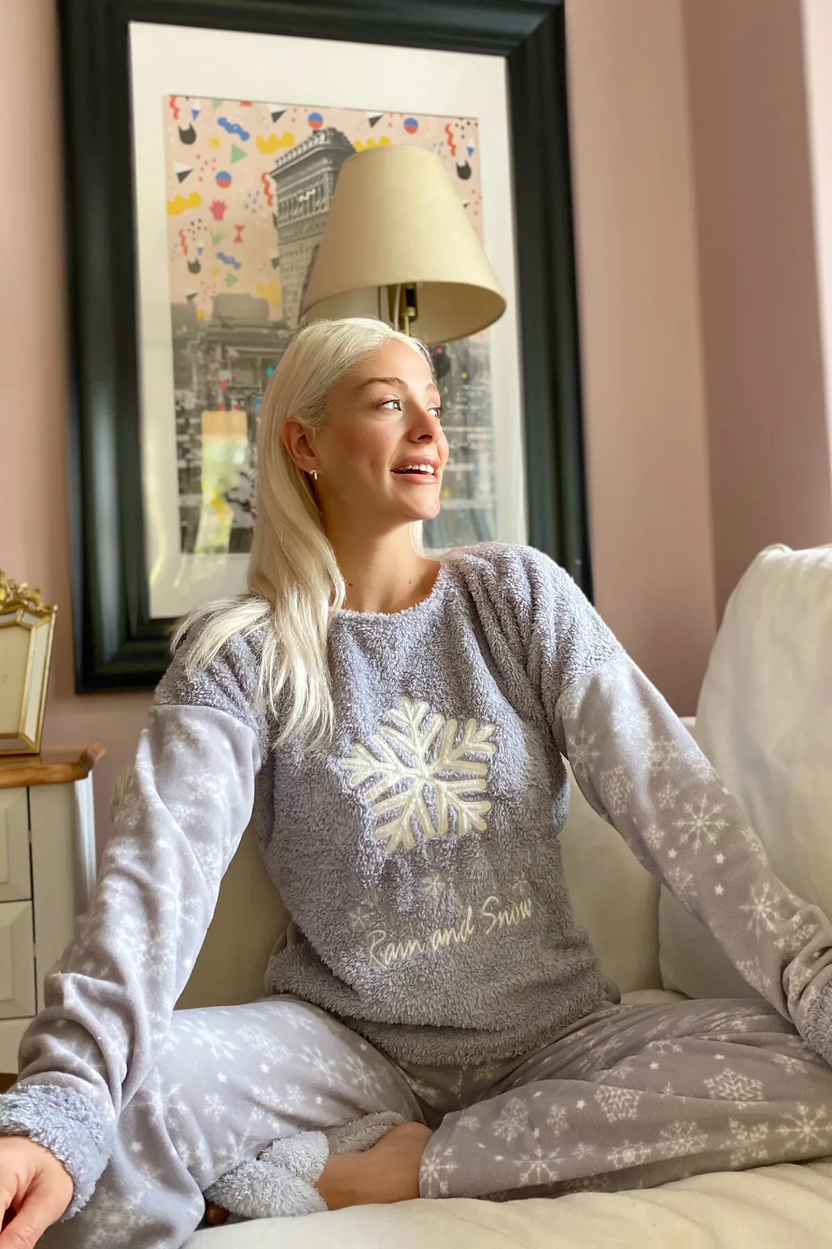 Pijamaevi  Graues Damen-Pyjama-Set aus Plüsch mit Schneeflockenmuster