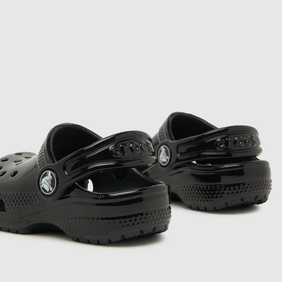 Crocs svarta klassiska högglansiga träskor för småbarn