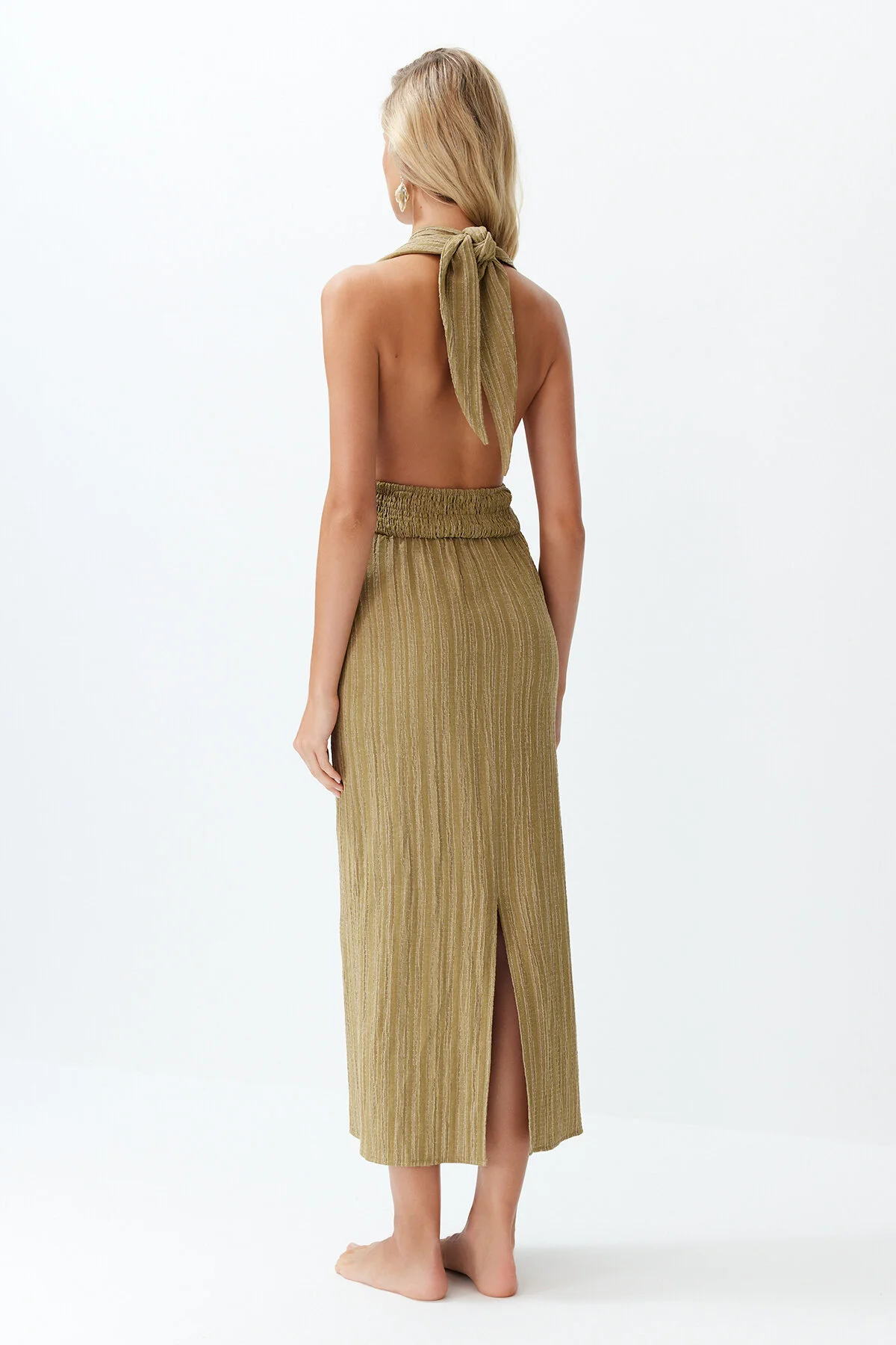 Trendyol Collection  Khakifarbenes Maxi-Strandkleid mit gewebtem Rücken und tiefem Ausschnitt aus Leinenmischung TBESS24EL00096