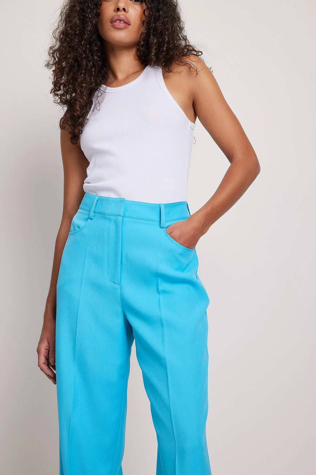 Hose mit weiten Beinen aus recyceltem Material