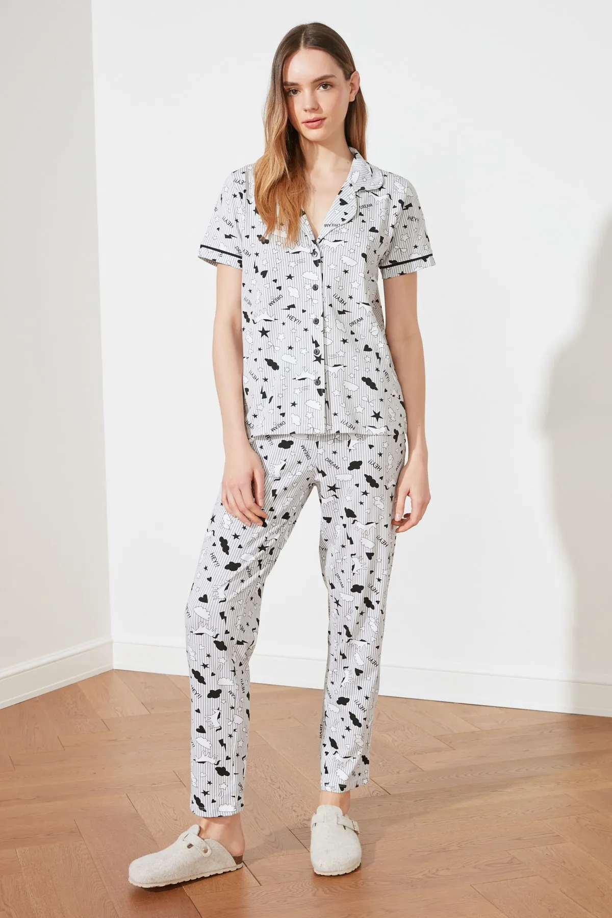 Trendyol Collection  Mehrfarbiges Strick-Pyjama-Set aus 100 % Baumwolle mit Paspelierung und grafischem Muster aus Hemd und Hose THMSS19IP0037