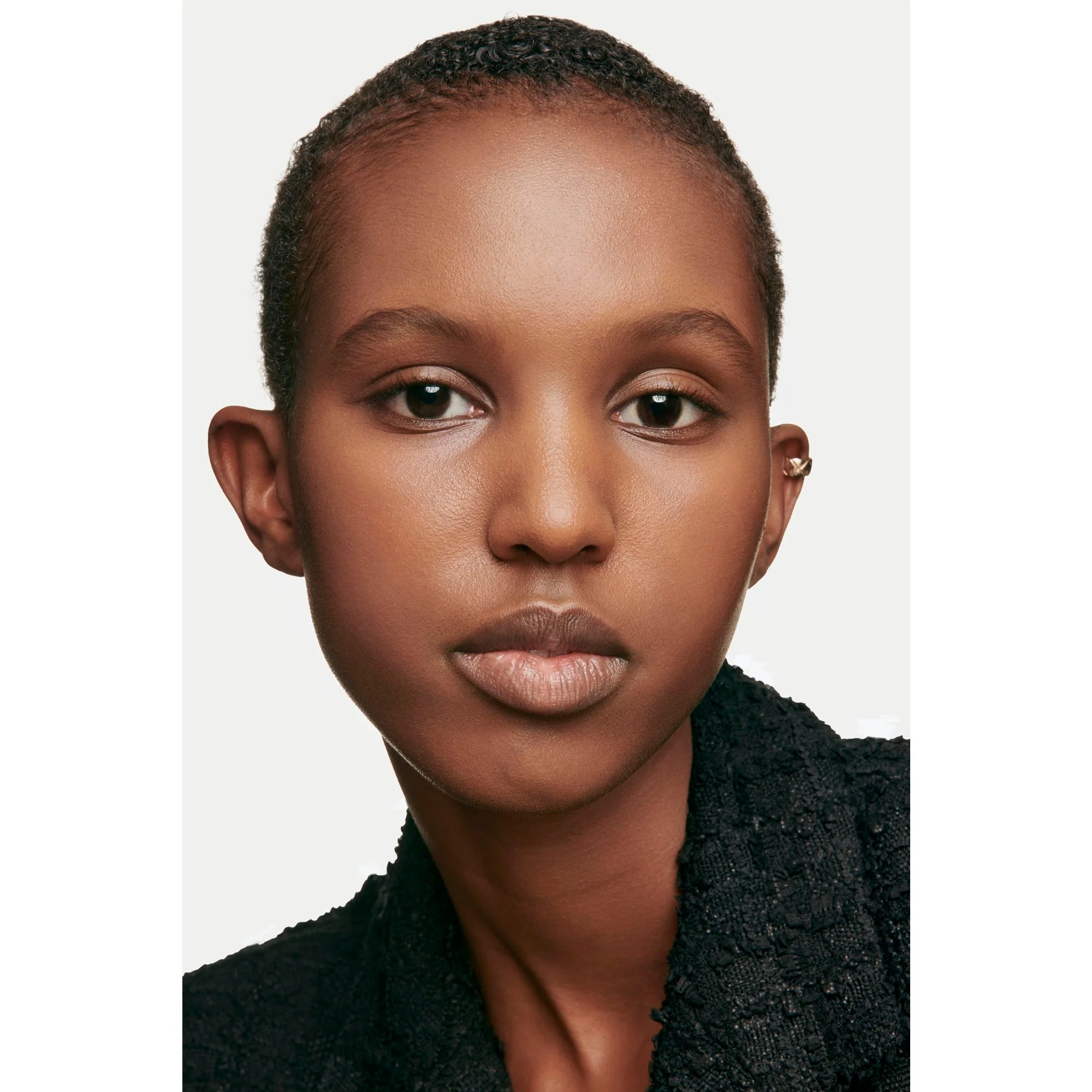 LES BEIGES TOUCHE DE TEINT - BASE DE MAQUILLAJE FRESCA CON MICROESFERAS DE PIGMENTO. UNIFORMA – ILUMINA – HIDRATA. EFECTO RADIANTE Y NATURAL PERSONALIZADO.