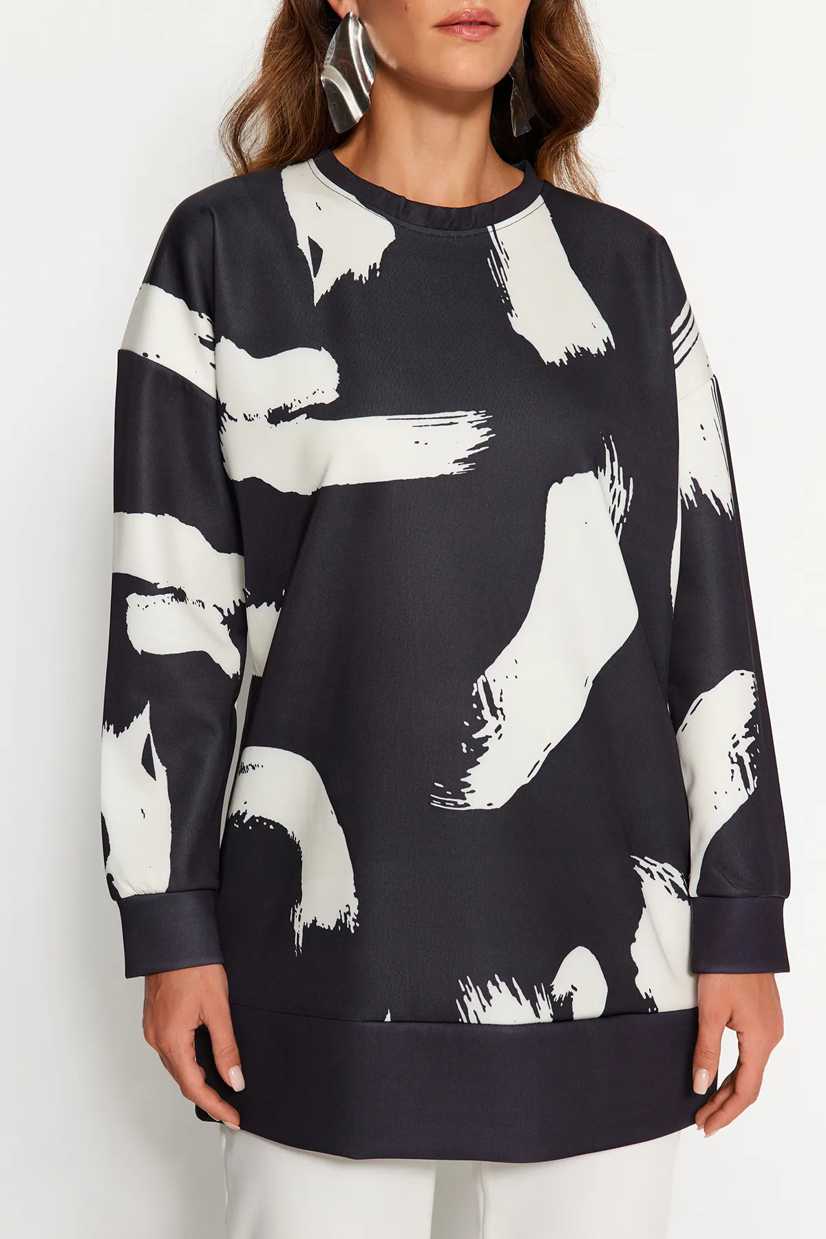 Trendyol Modest  Schwarz gemustertes Scuba-Strick-Sweatshirt mit Rundhalsausschnitt TCTAW23TW00049