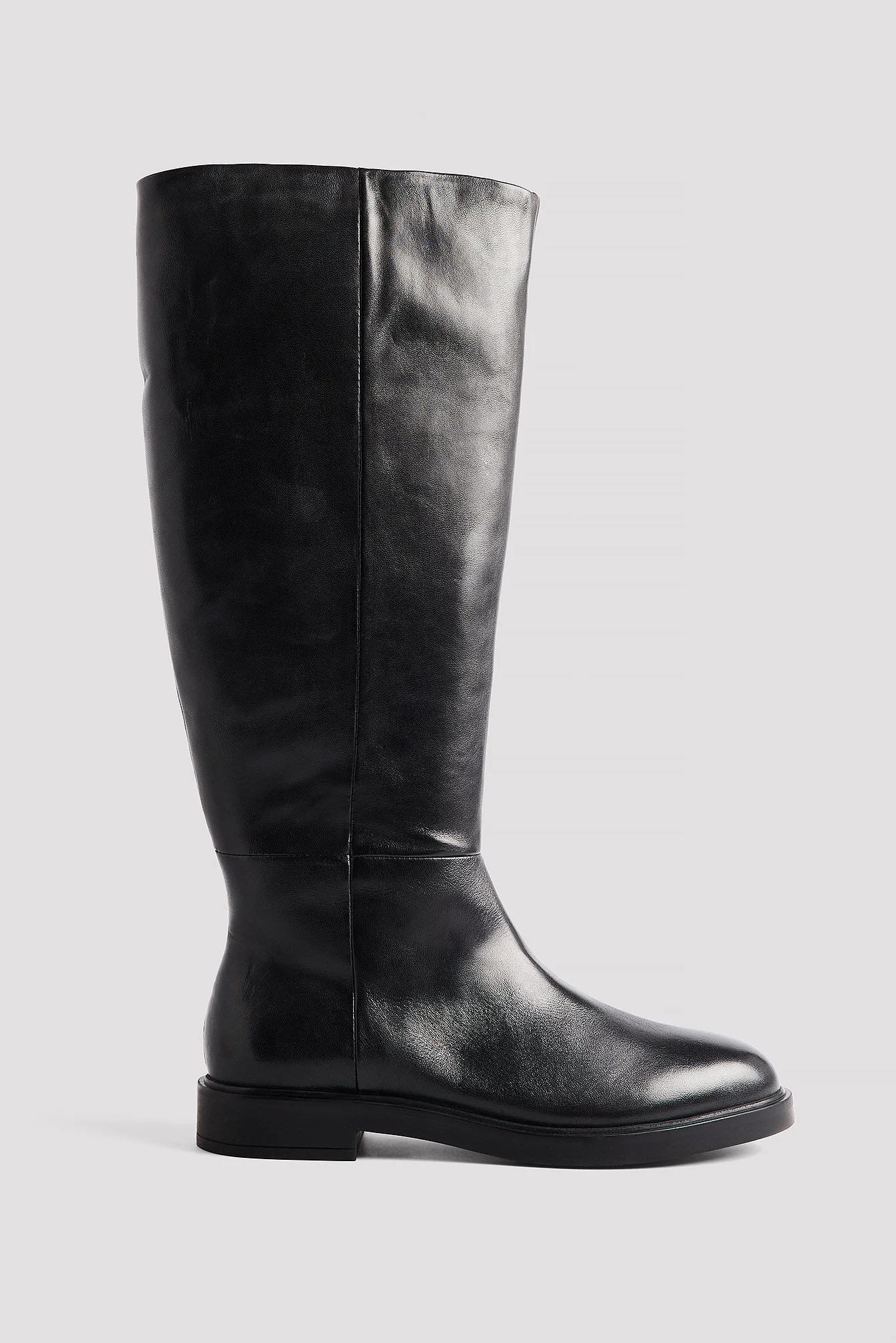 Flache kniehohe Lederstiefel