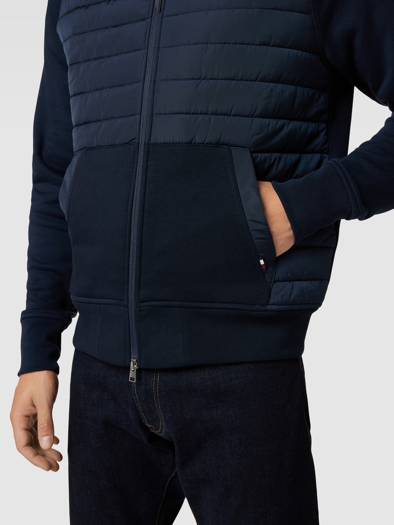 Steppjacke mit seitlichen Eingrifftaschen in marineblau
