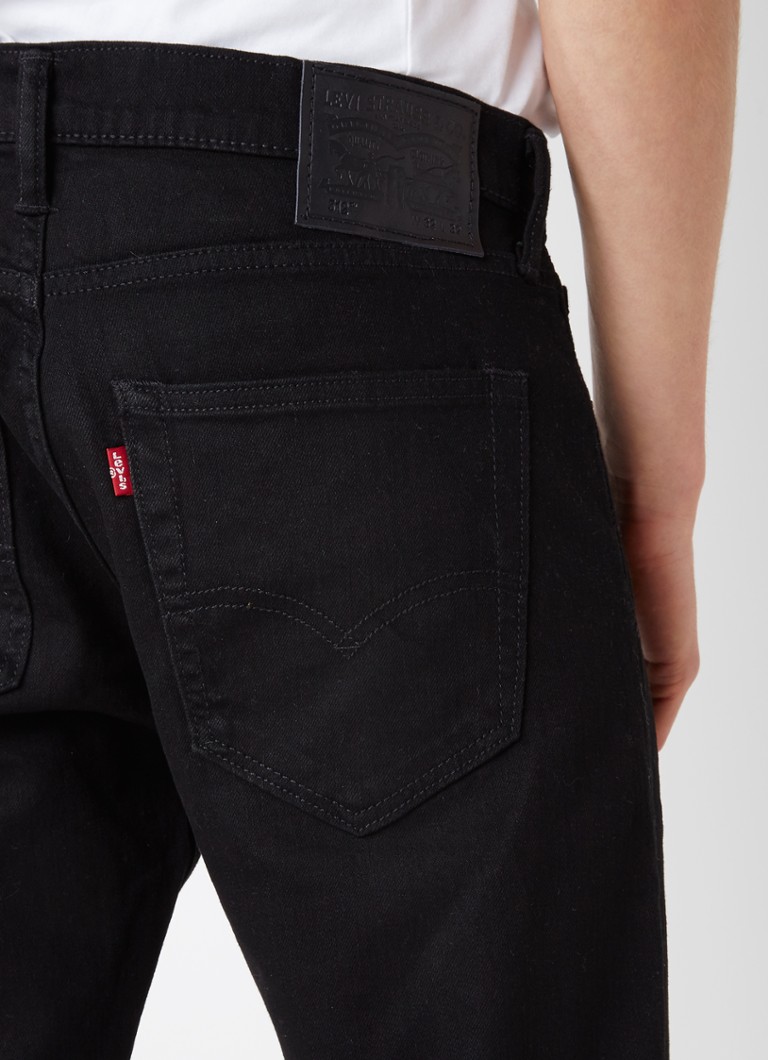 „Levi's 512“ aukštais, siaurėjančiais džinsais