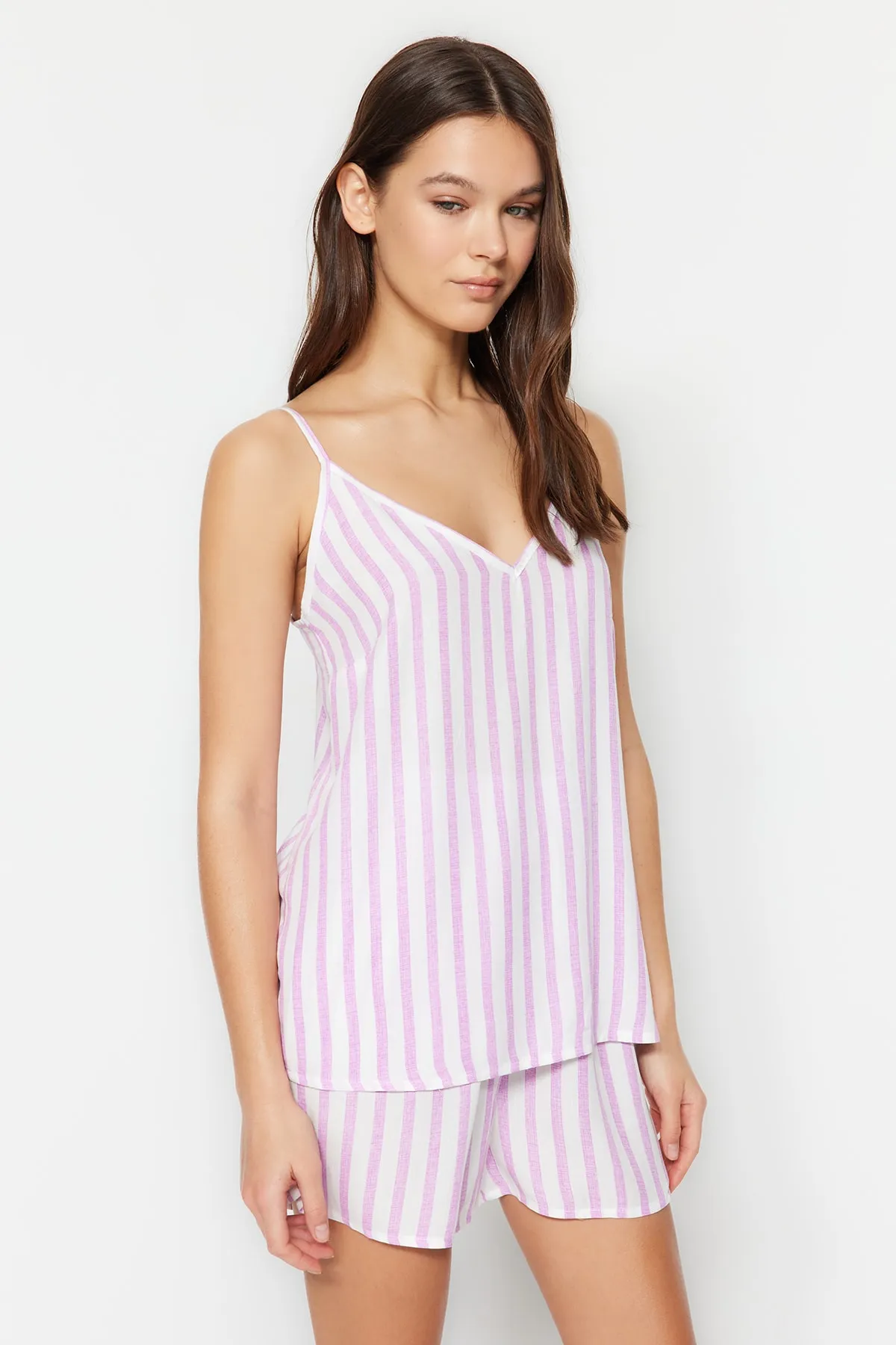 Trendyol Collection  Pyjama-Set aus Viskosegewebe mit lila gestreiften Seilträgern THMSS23PT00006