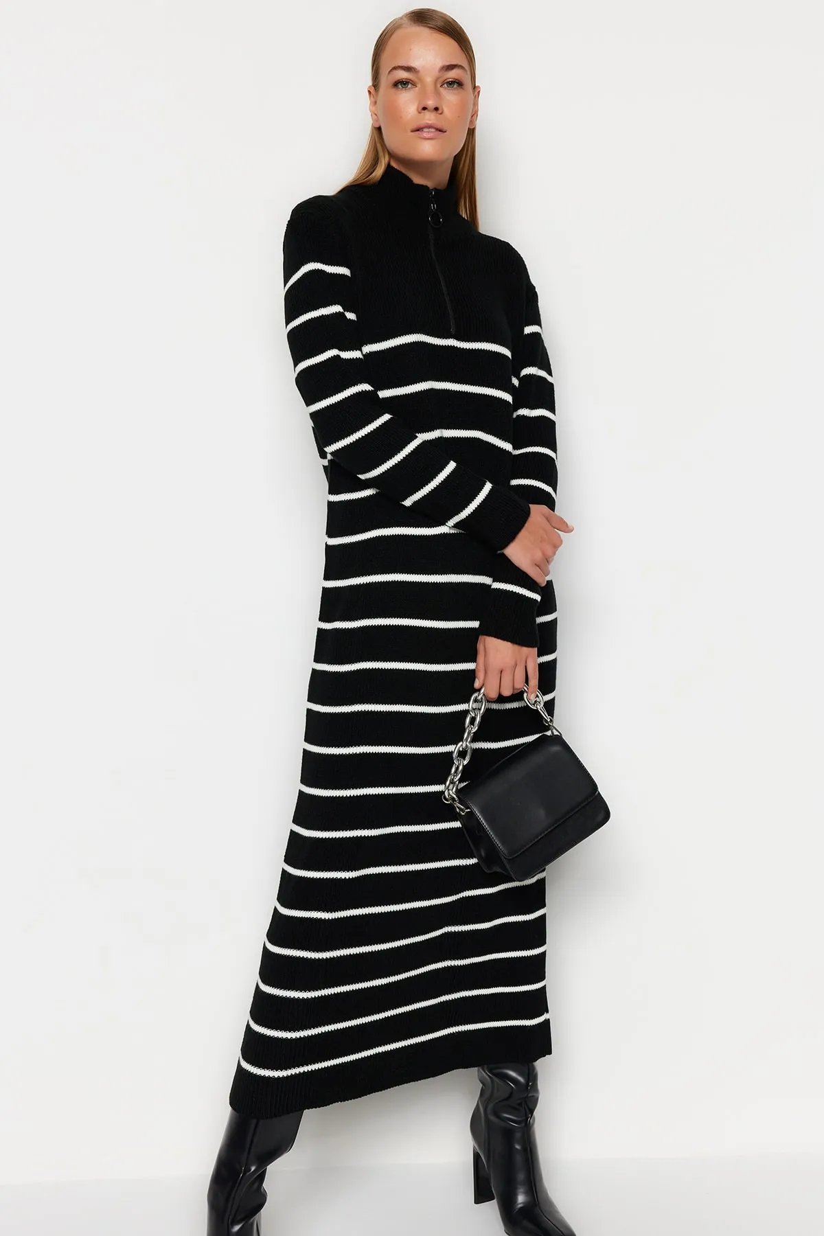 Trendyol Modest  Schwarzes Strickkleid mit Streifen und Reißverschluss TCTAW24EB00019