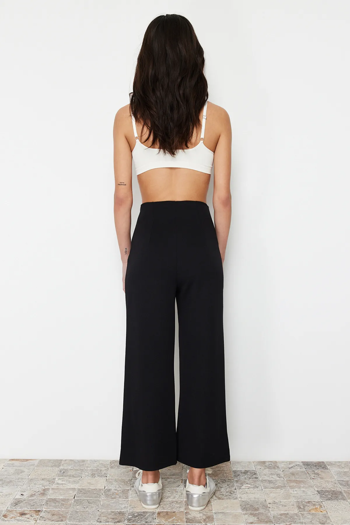 Trendyol Collection  Schwarze Culotte-Hose mit hochgeschnittenem Detail und hoher Taille - TWOSS24PL00036