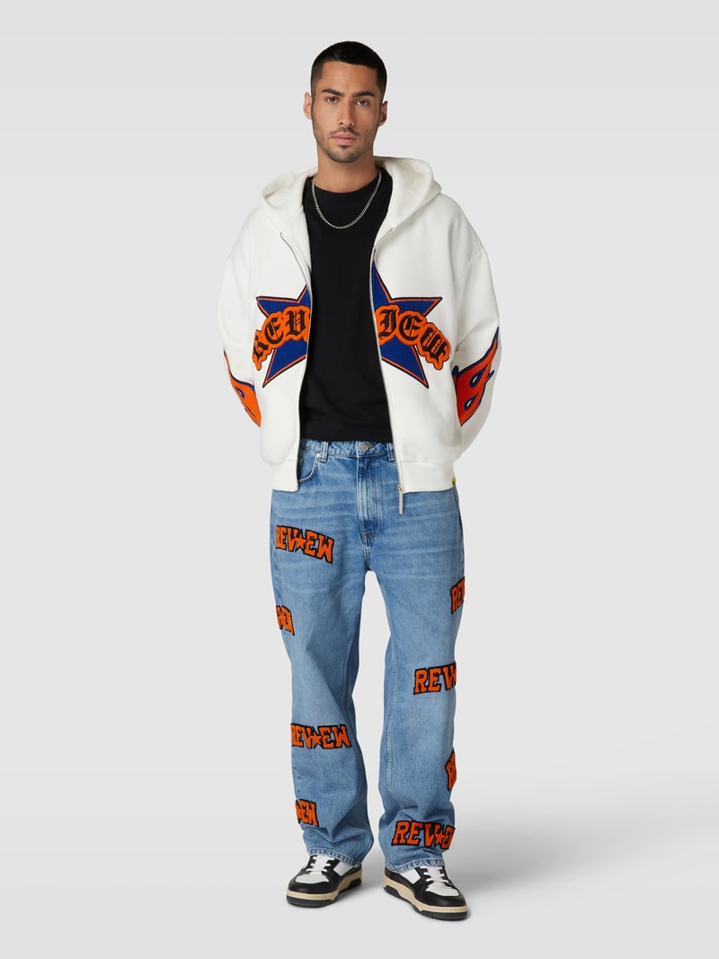 Baggy Jeans mit Allover-Label-Patches in blau