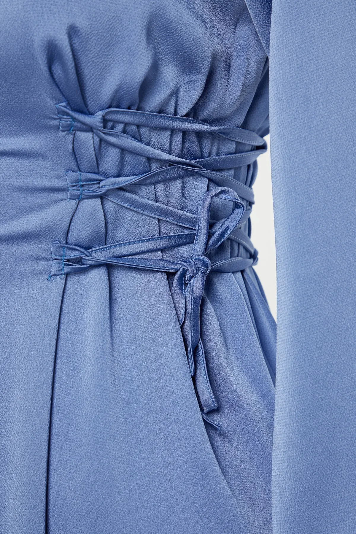 Trendyol Modest  Blaues Abendkleid aus Satin mit Britted-Taille TCTSS23DB00037