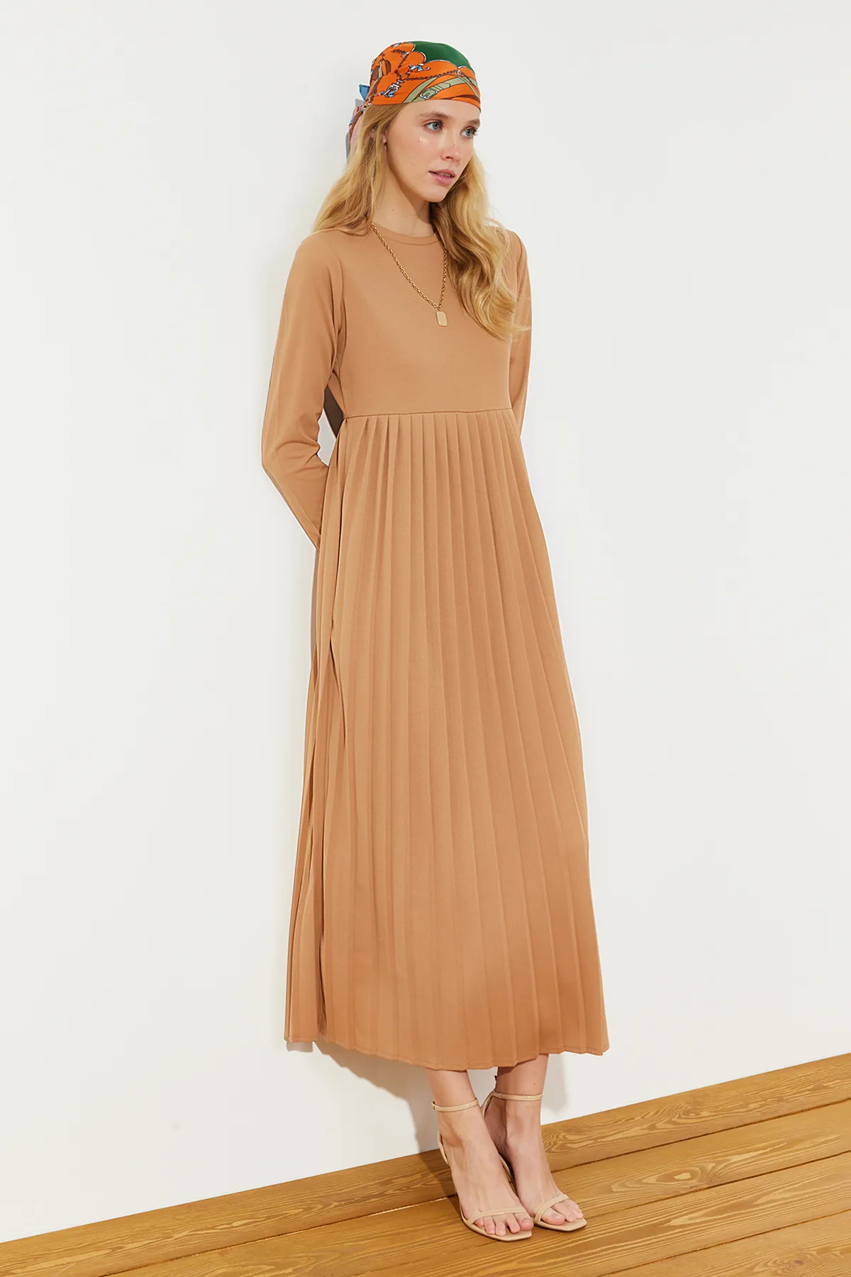 Trendyol Modest  Kamelfarbenes, plissiertes Scuba-Strickkleid mit Rock TCTAW24EL00000