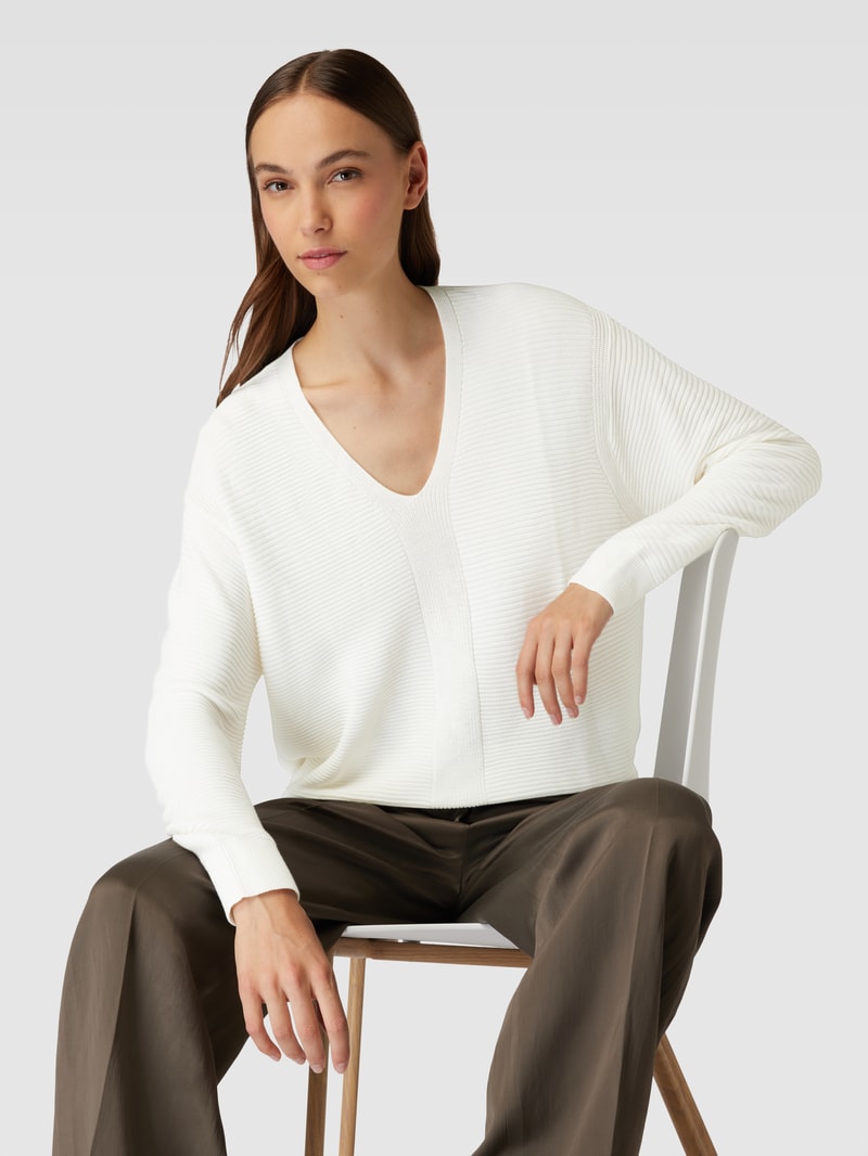 Strickpullover mit V-Ausschnitt in offwhite