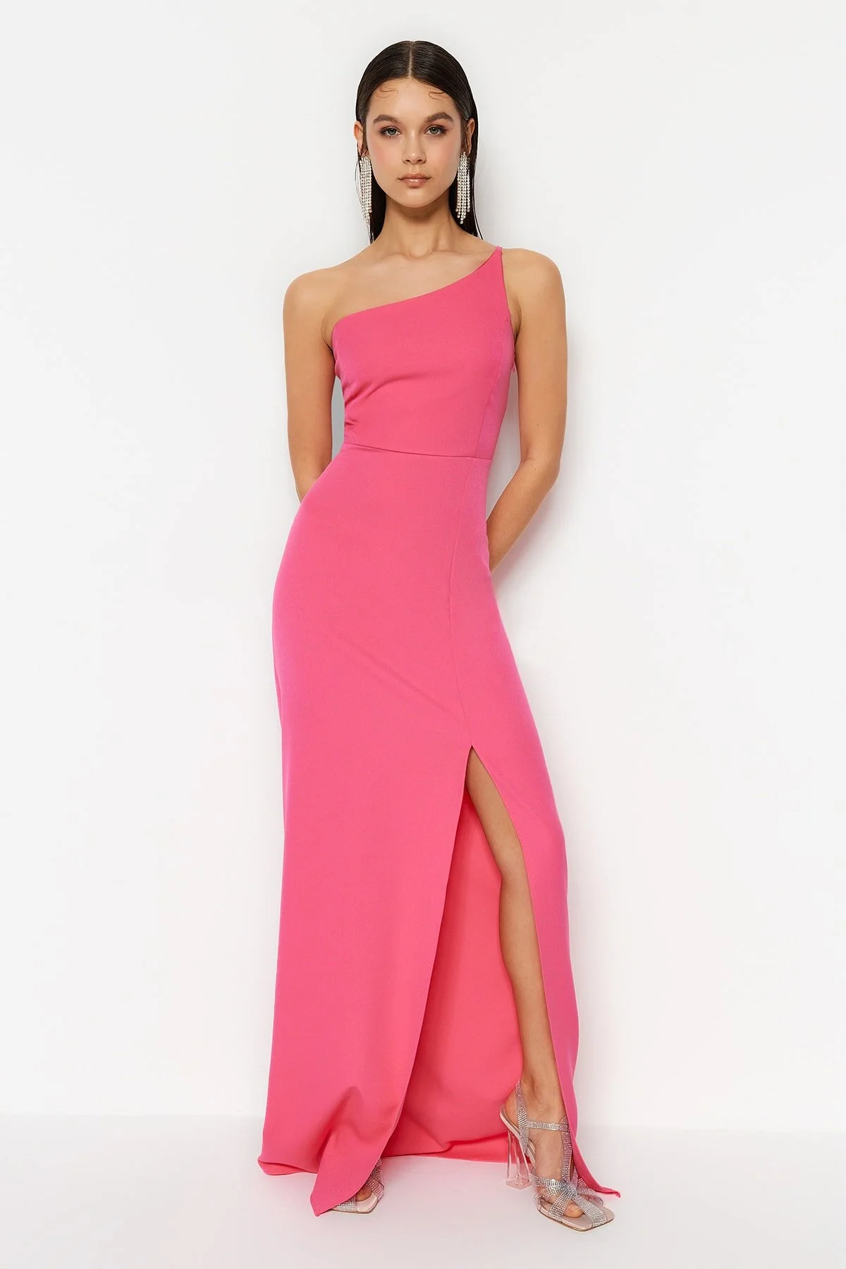 Trendyol Collection  Fuchsiafarbenes, figurbetontes, langes Abendkleid aus Webstoff TPRSS23AE00133