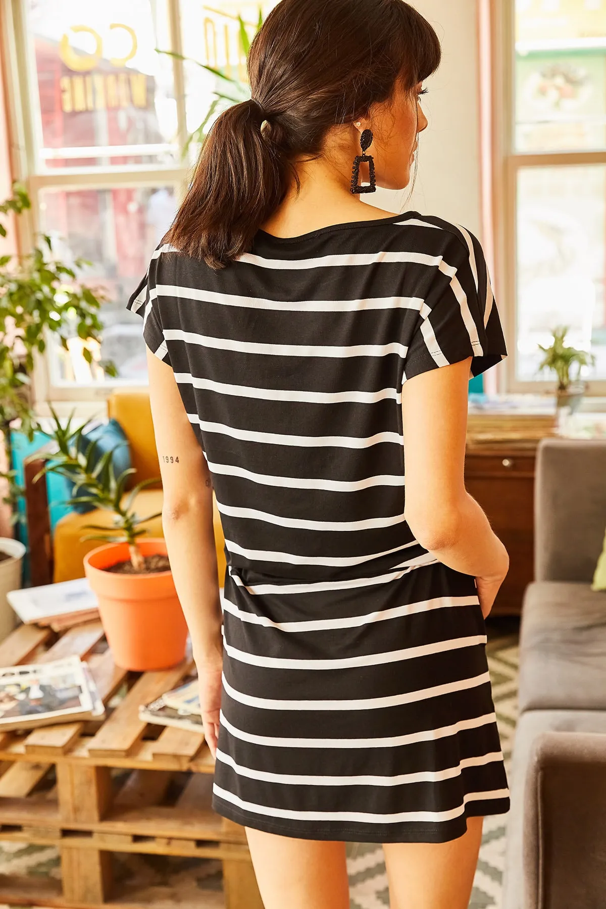 Olalook  Schwarzes Spitzenkleid mit gestreifter Taille für Damen ELB-19000475