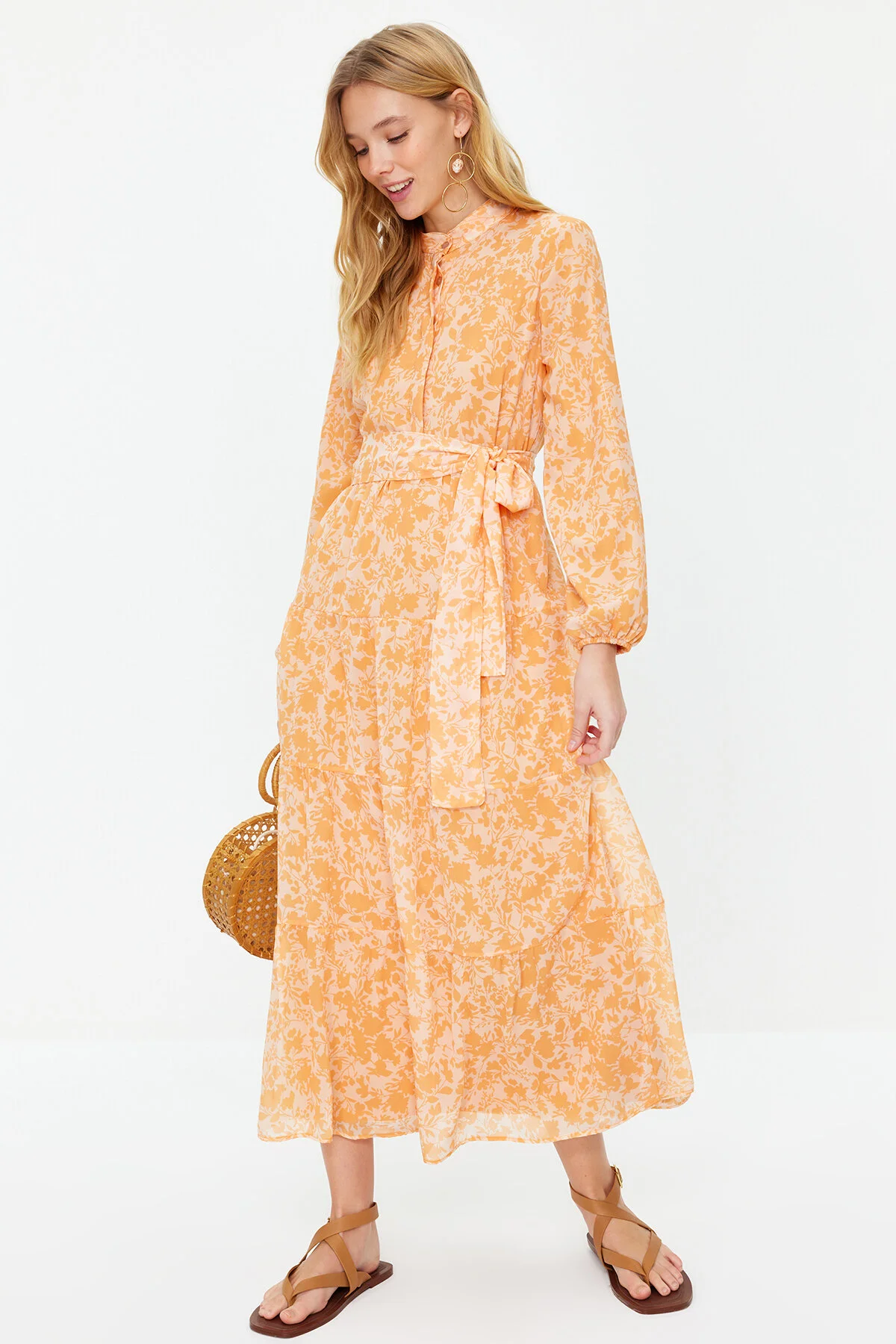 Trendyol Modest  Hellorange gemustertes Chiffon-Webkleid mit hohem Kragen und gefüttertem Gürtel TCTSS21EL3346