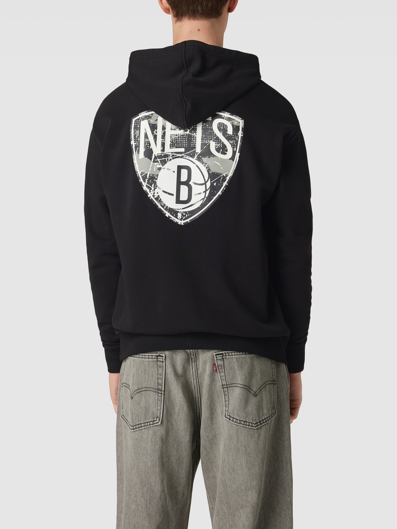 Hoodie mit Känguru-Tasche Modell 'INFILL TEAM LOGO' in schwarz