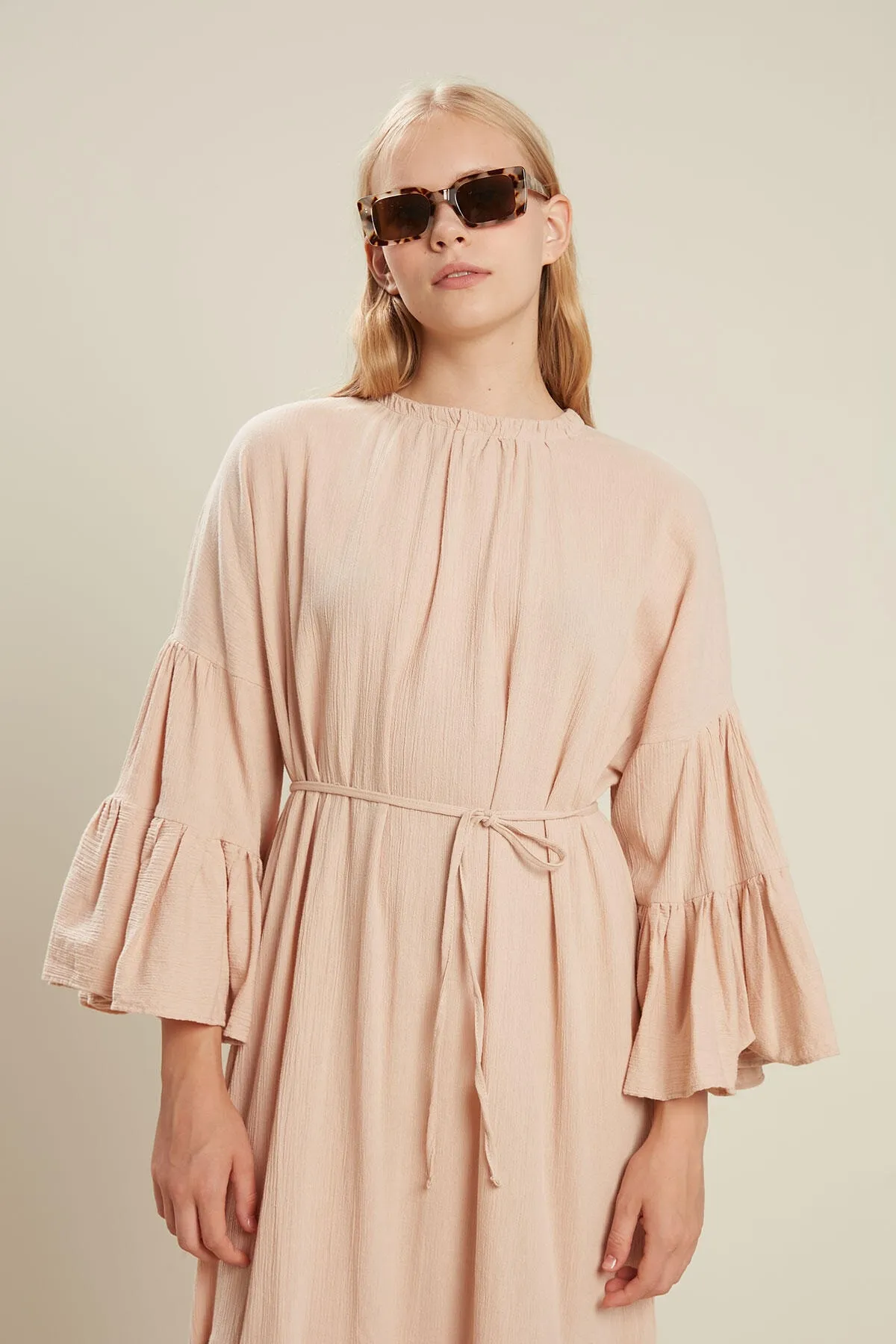 Manuka  Kleid mit Volants aus Baumwolle in Crinkle-Optik, Lachsfarben